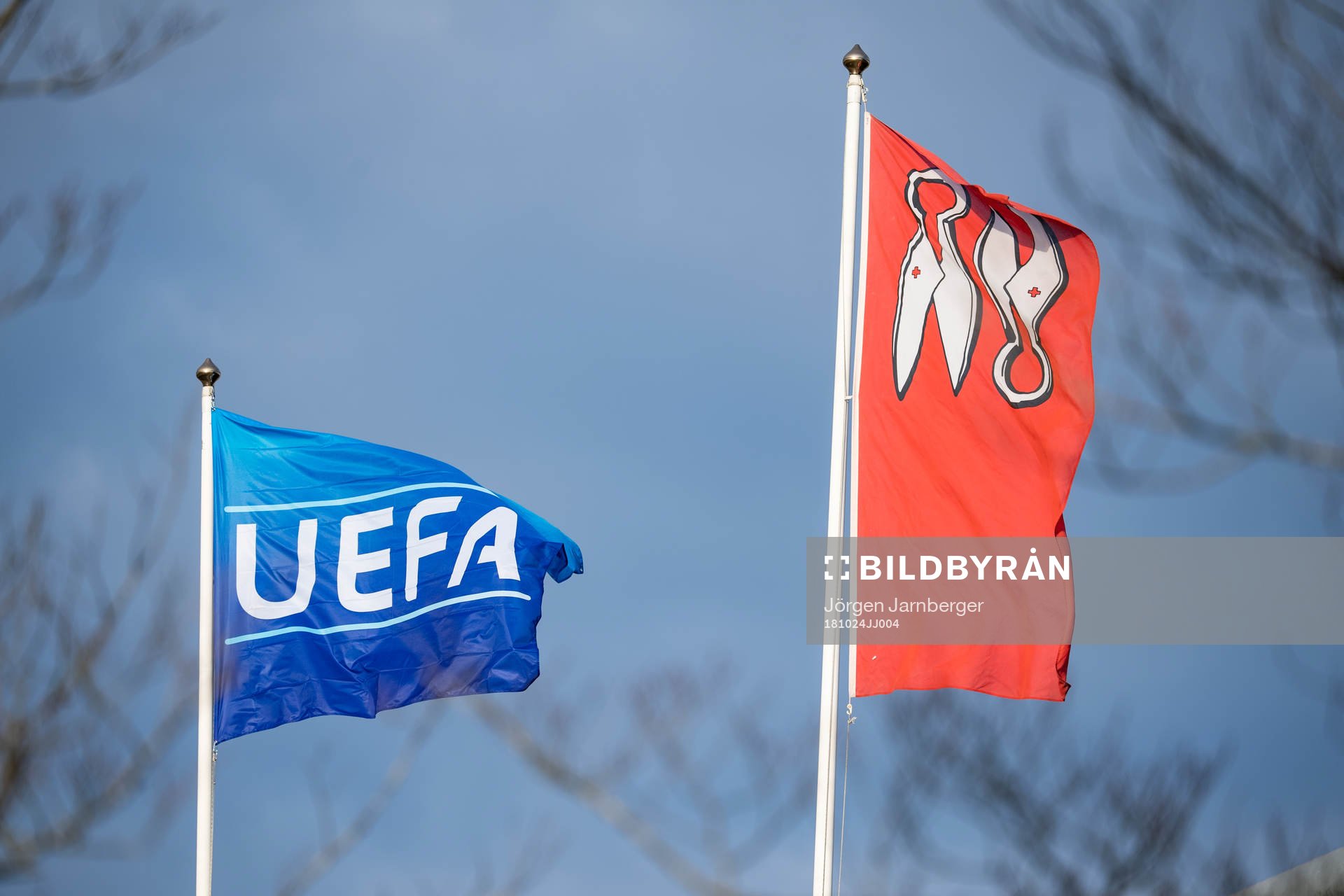 UEFA's flagga och Borås stads stadsvapen