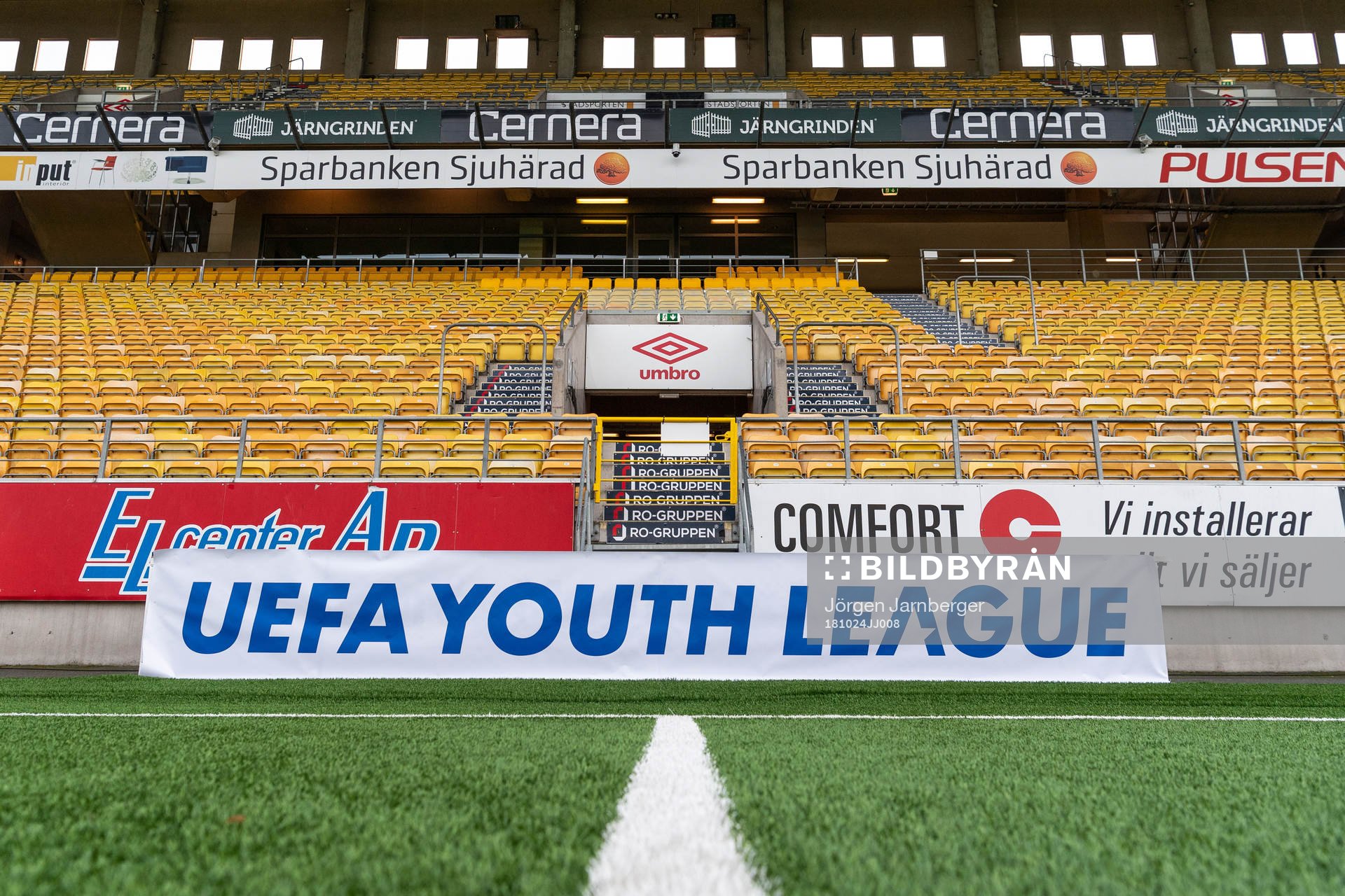 Banderoll med texten UEFA YOUTH LEAGUE