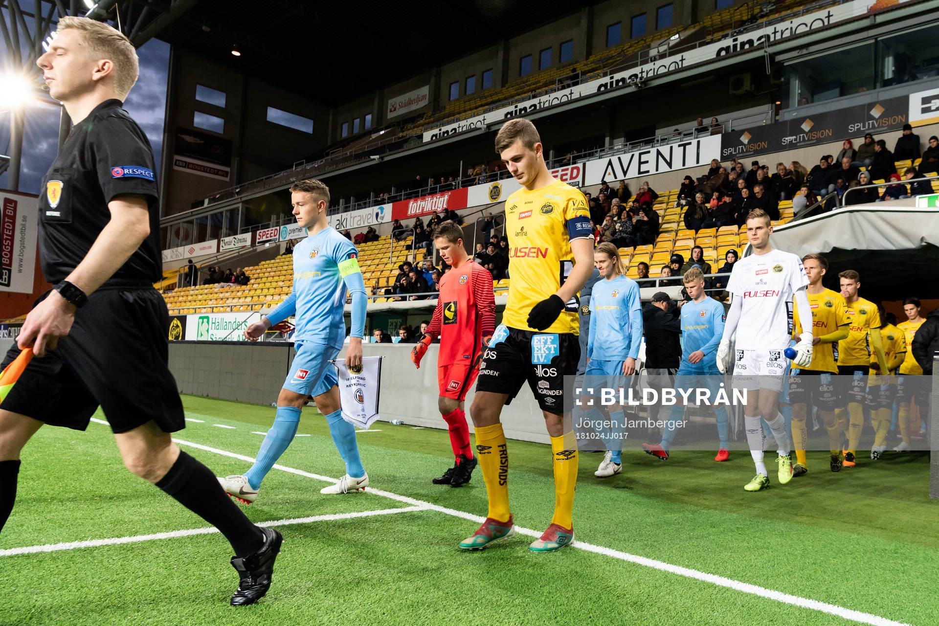 Spelarna kommer in till match