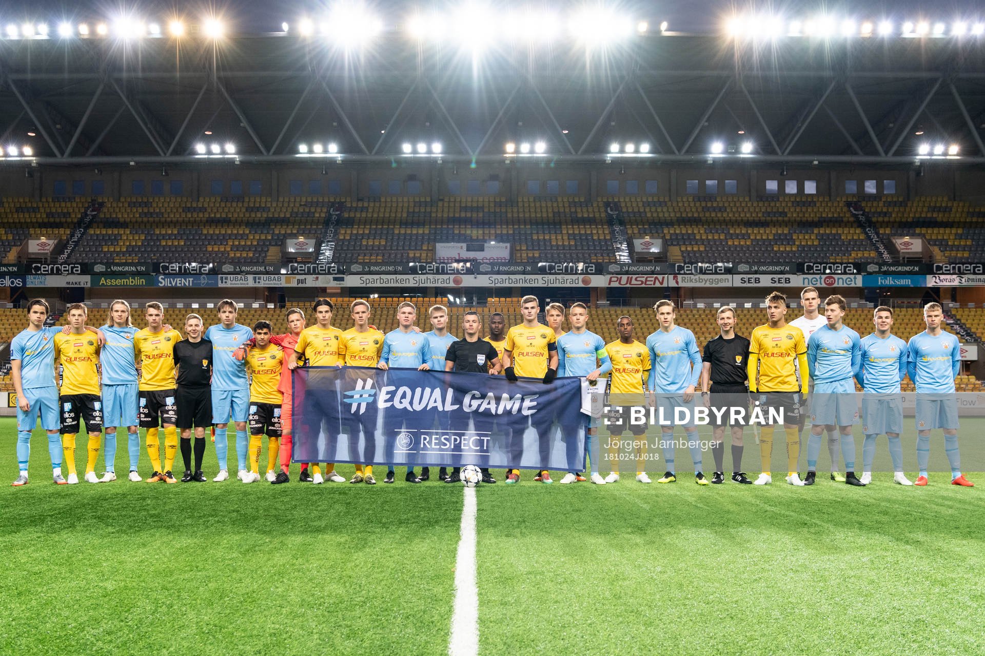 KR Reykjaviks och Elfsborgs spelare med domarteamet och