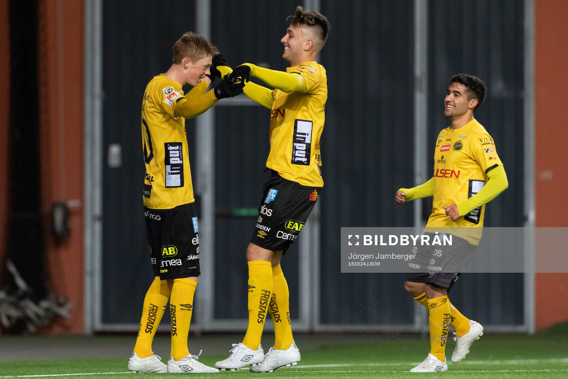 Elfsborgs Jesper Sandberg Hesselgren kramas om av