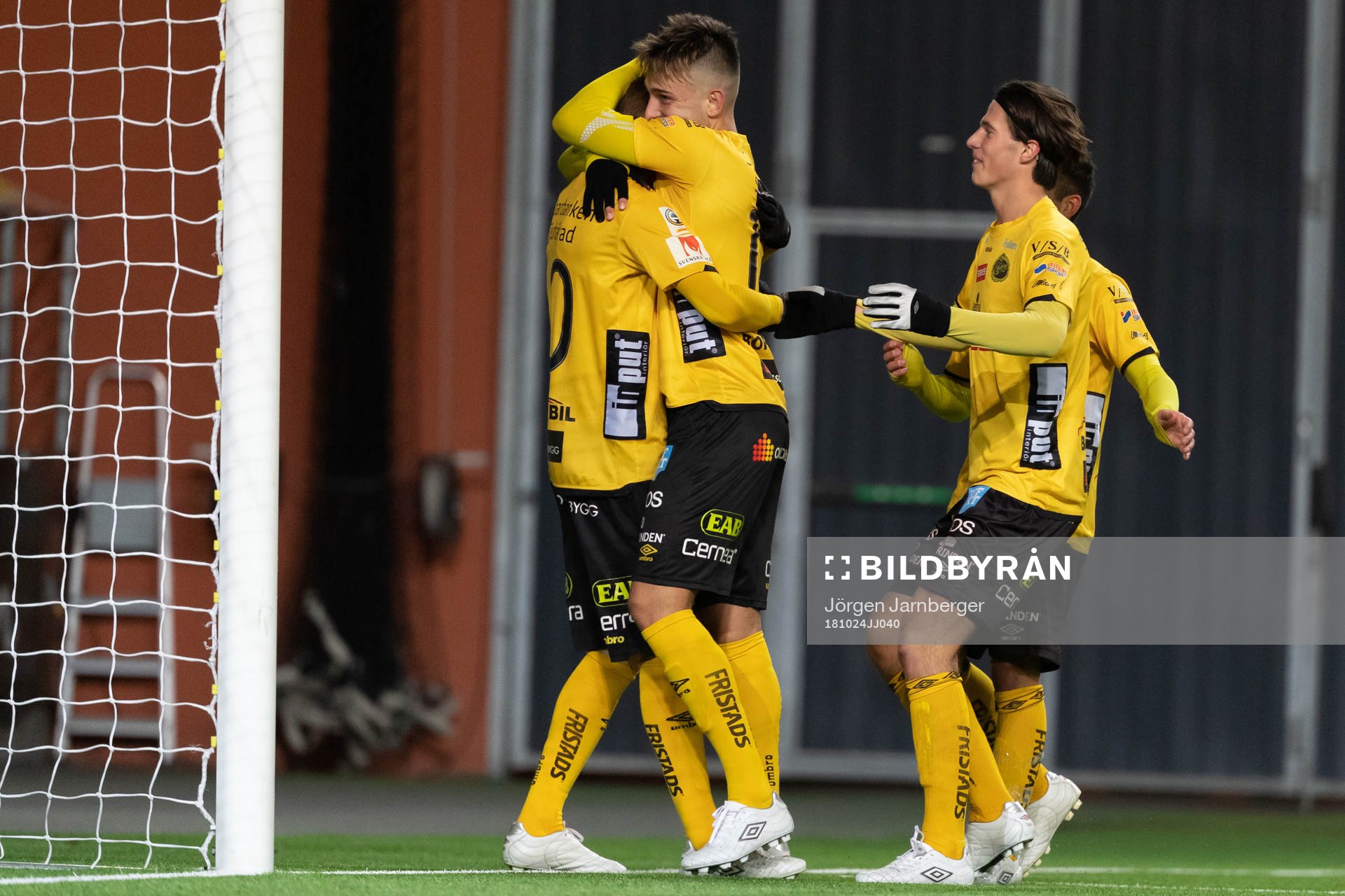 Elfsborgs Jesper Sandberg Hesselgren (skymd) kramas om av