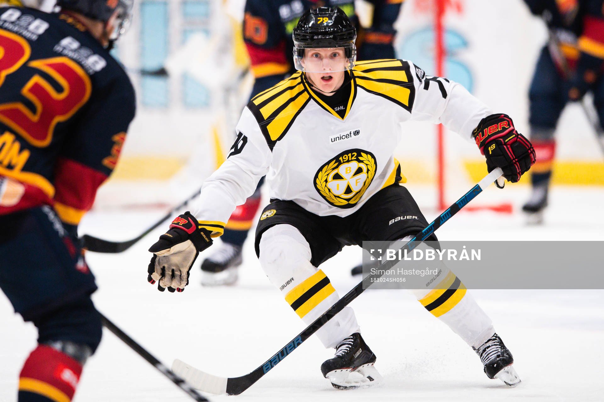 Brynäs Daniel Mannberg täcker för ett skott