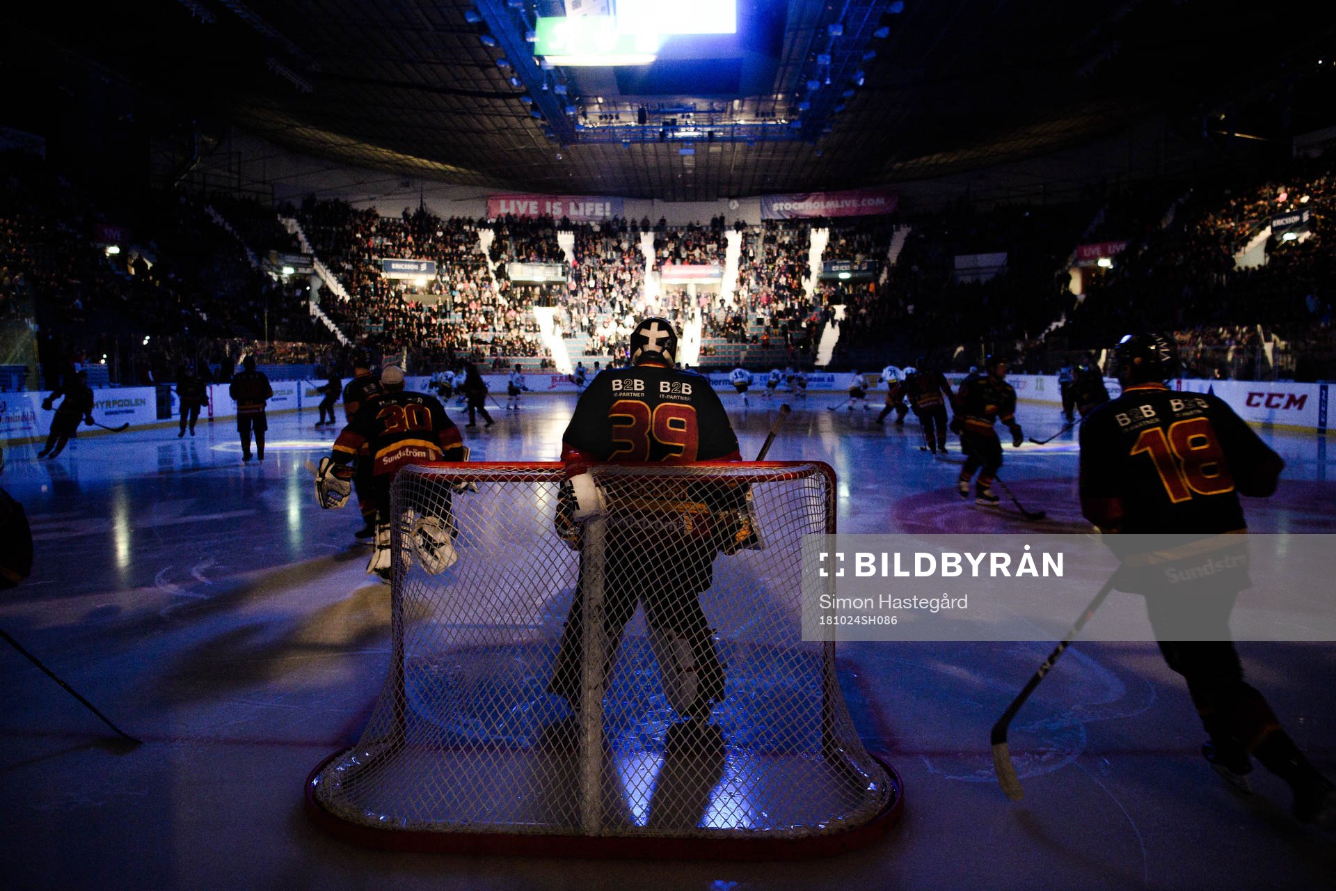 Djurgårdens målvakt Adam Reideborn före  ishockeymatchen