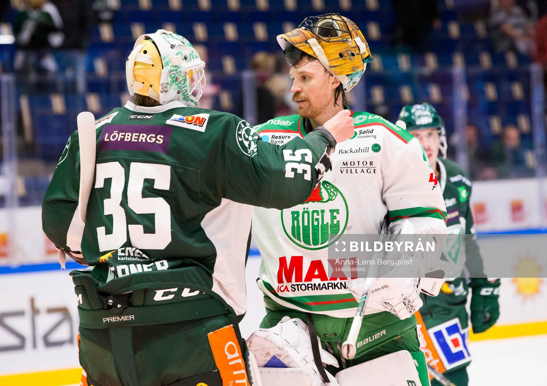 Färjestads målvakt Adam Werner och Rögles målvakt