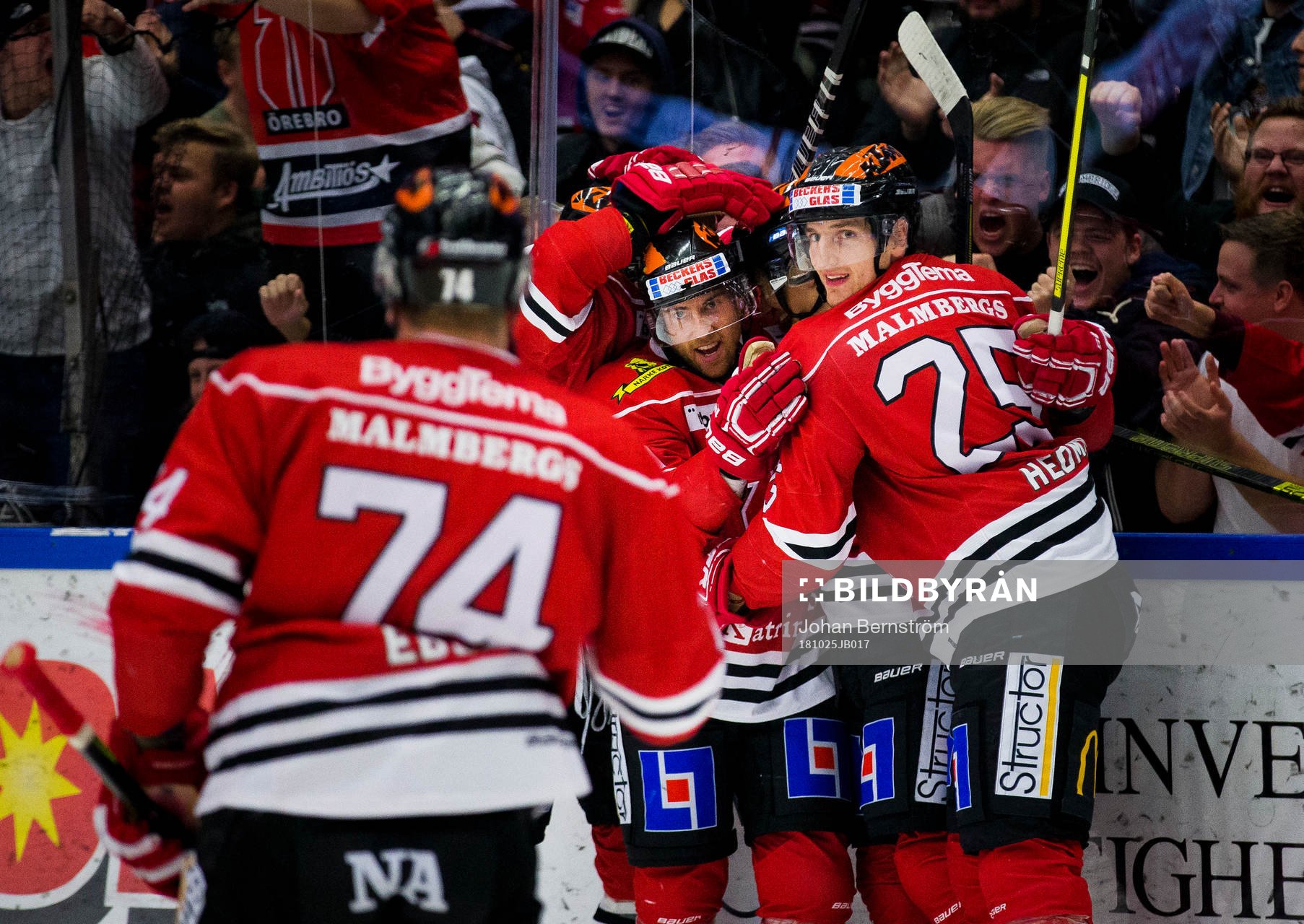 Örebros Shane Harper gör 1-1 och jublar med Anton Hedman