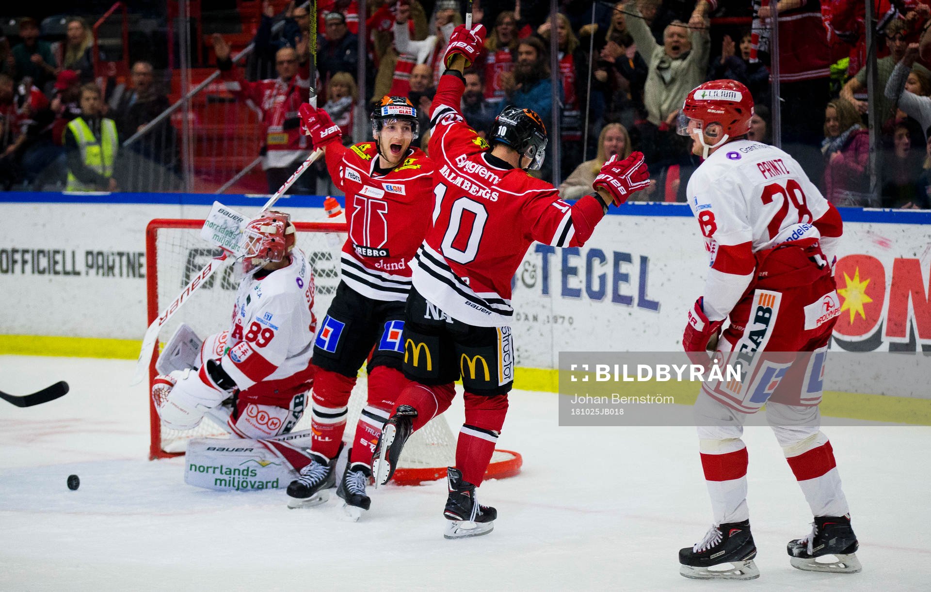 Örebros Shane Harper gör 1-1 och jublar med Anton Hedman