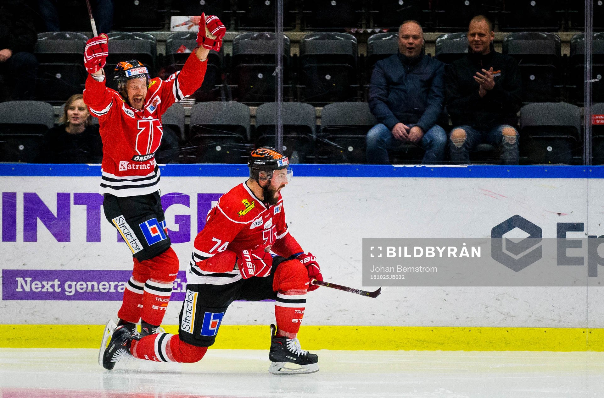 Örebros Nick Ebert gör 2-1 och jublar med Marcus Weinstock