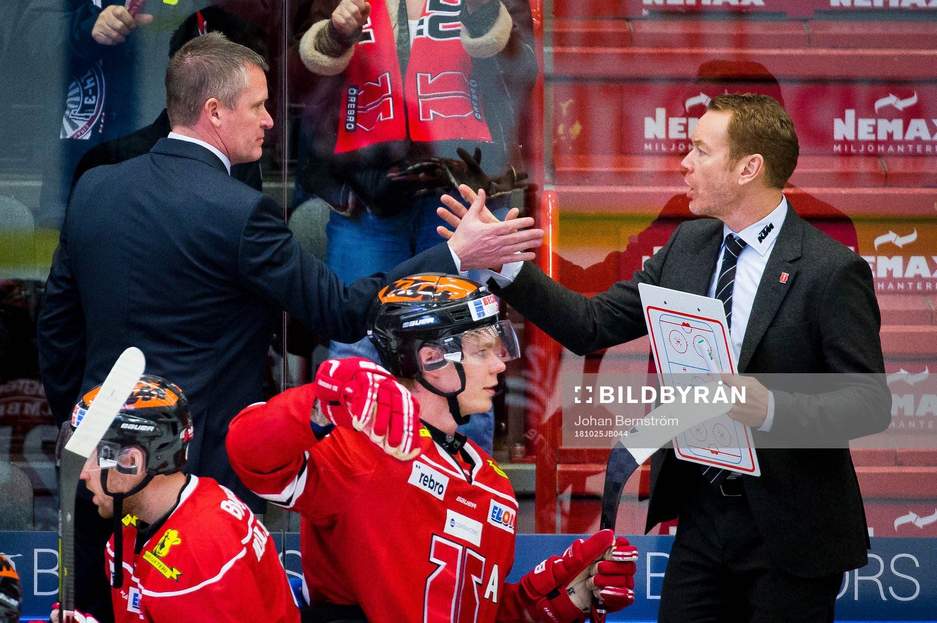 Örebros tränare Niklas Sundblad gör high five med