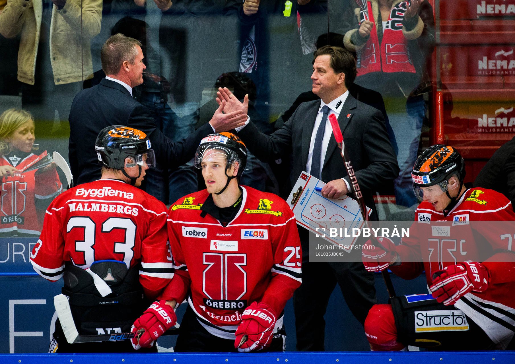 Örebros tränare Niklas Sundblad gör high five med