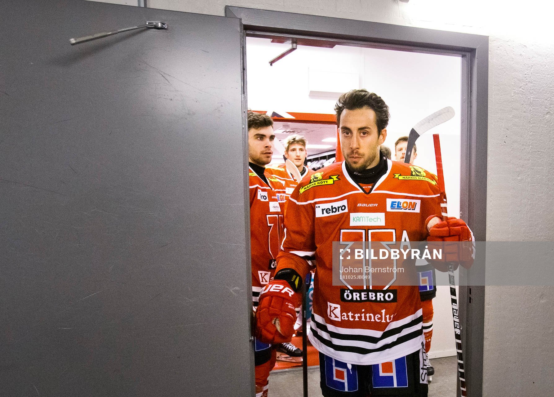 Örebros Aaron Palushaj på väg ut från omklädningsrummet