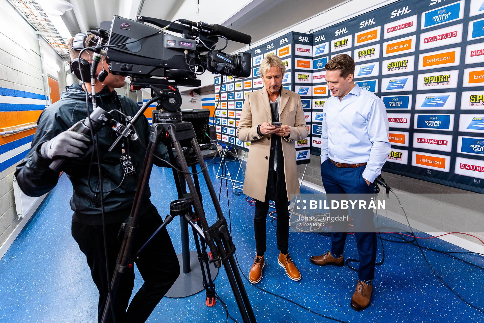 Cmore kommentator Patrik Westberg pratar med Växjös