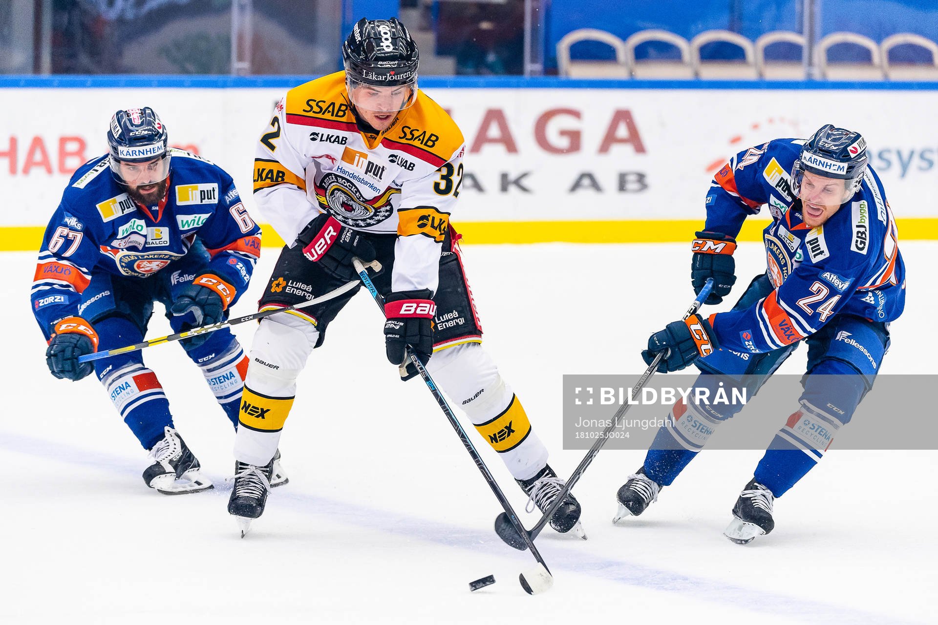 Luleås Oscar Engsund mellan Växjös Linus Fröberg och