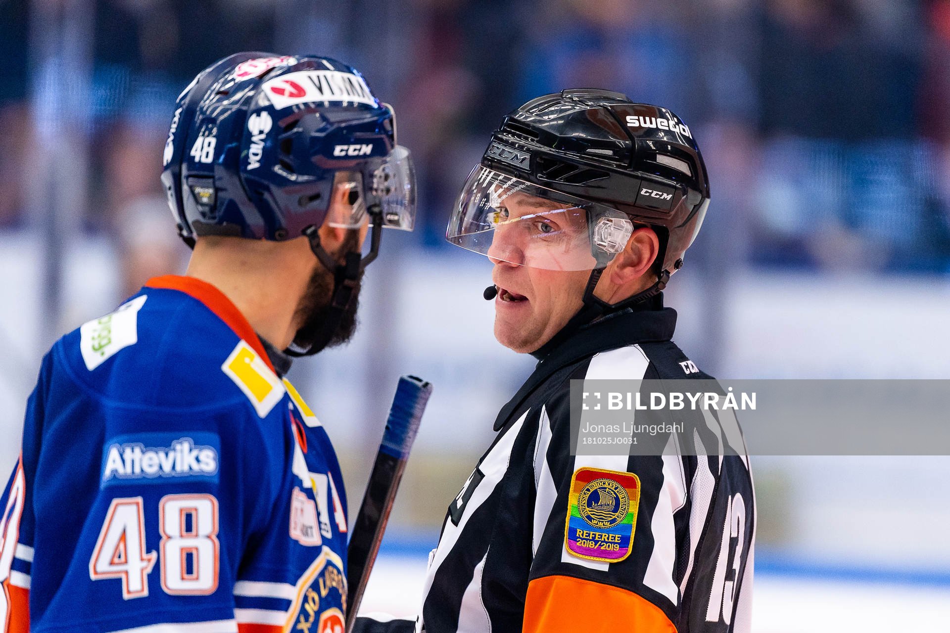 Domare Morgan Johansson pratar med Växjös Daniel Rahimi