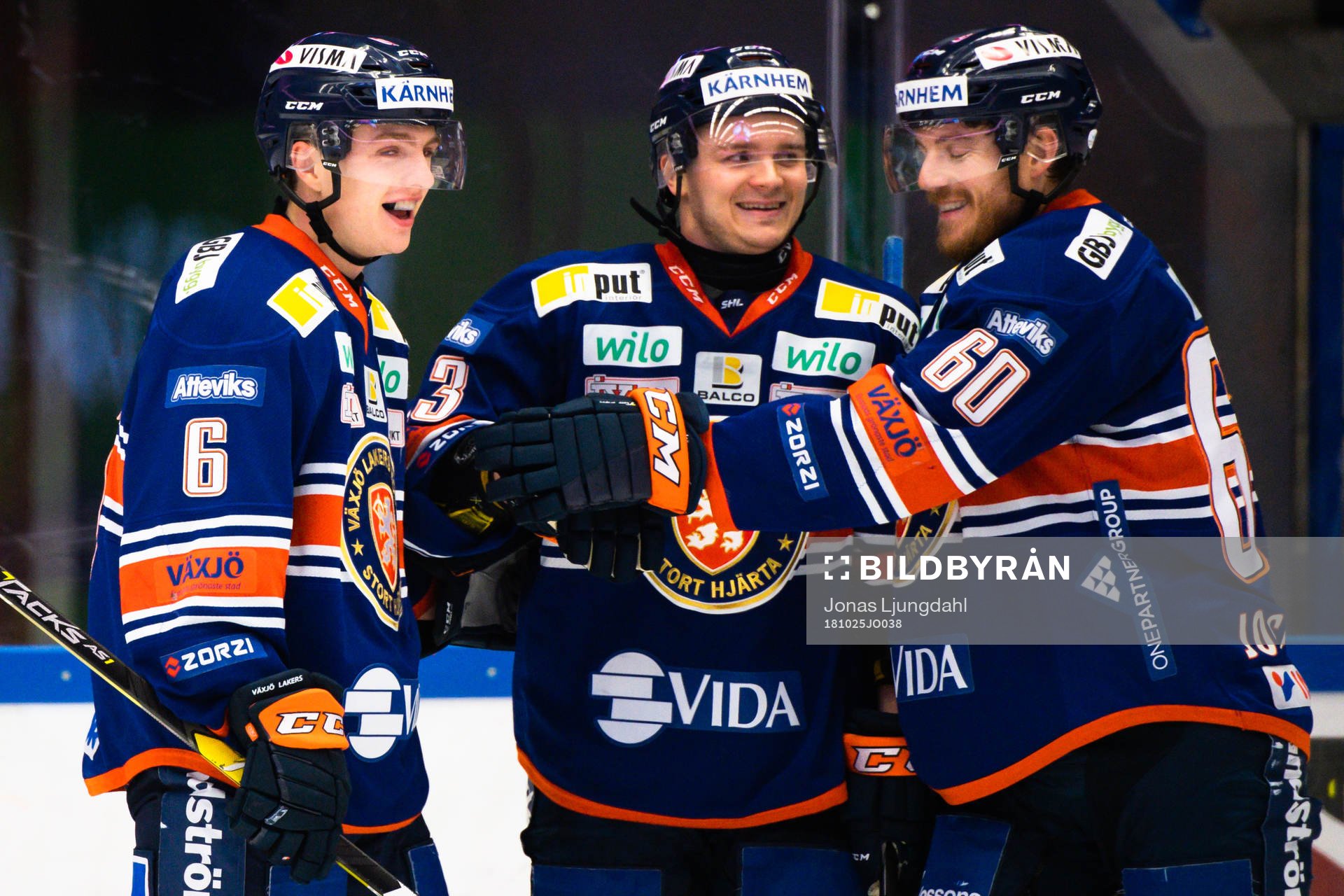 Växjös Linus Högberg jublar med lagkamrater