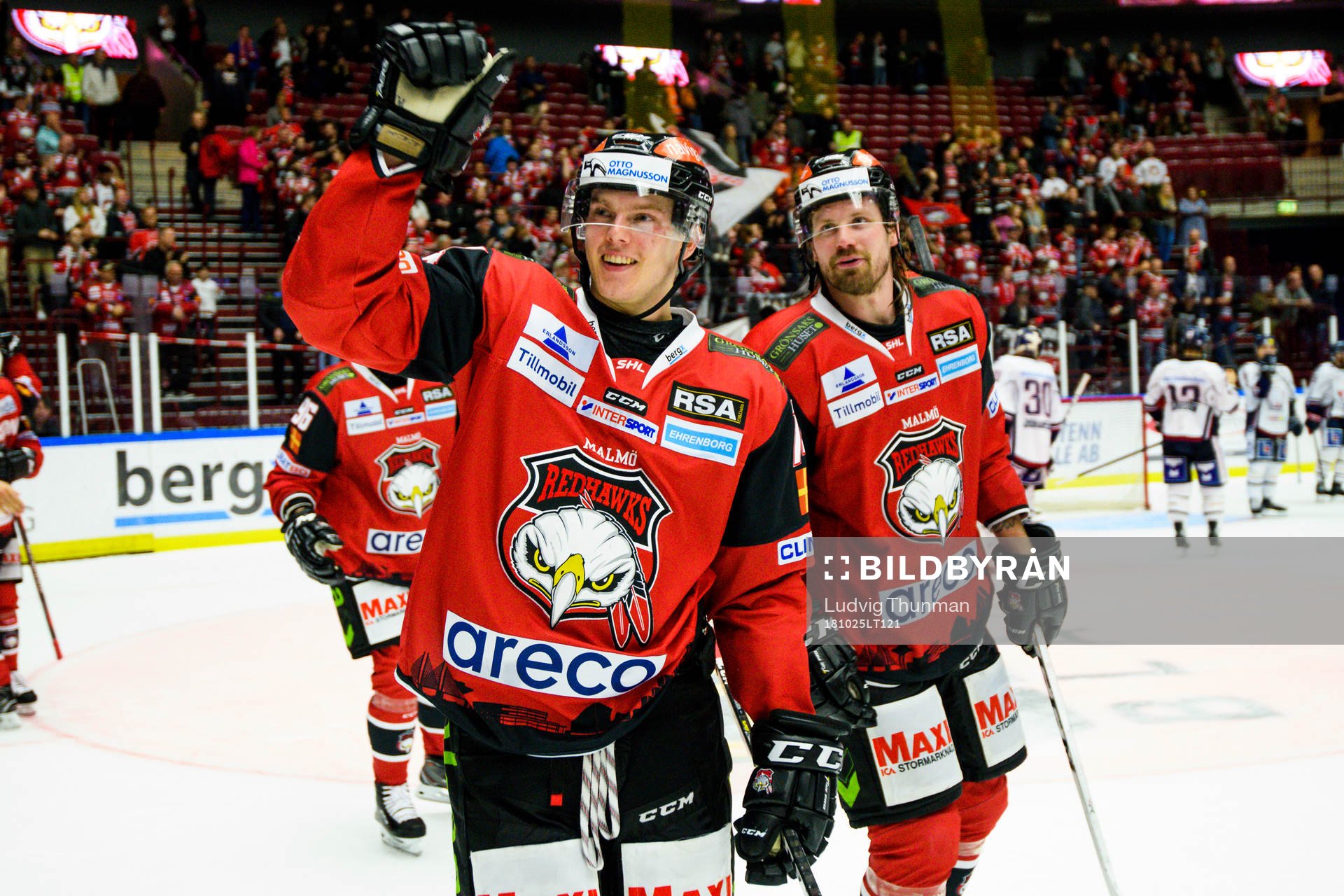 Malmö Redhawks Stefan Warg jublar med publiken