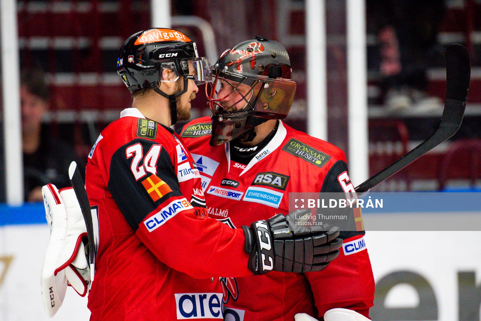 Malmö Redhawks Emil Molin jublar med målvakt Oscar