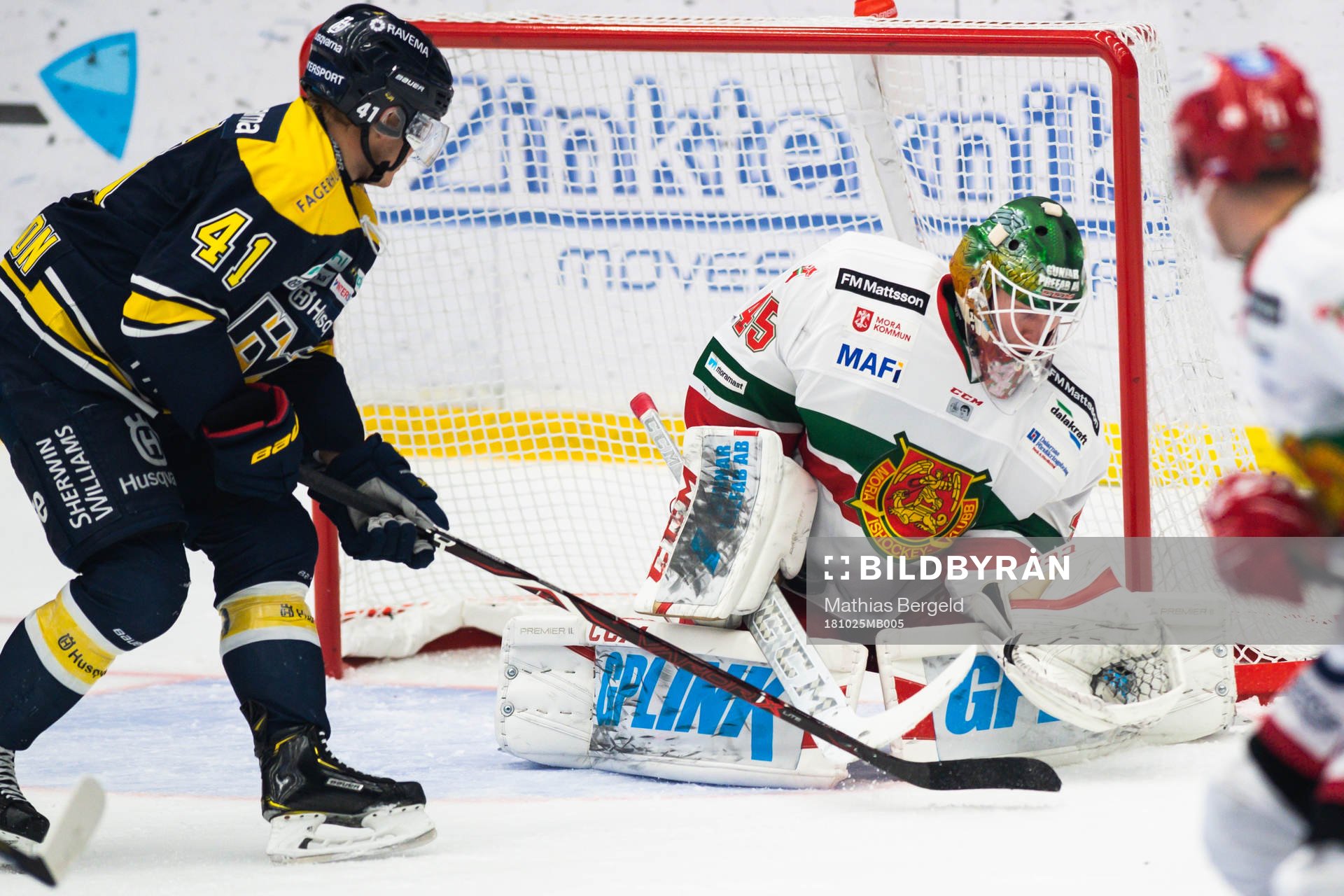 s Johan Johnsson oroar framför Moras målvakt Isak Wallin