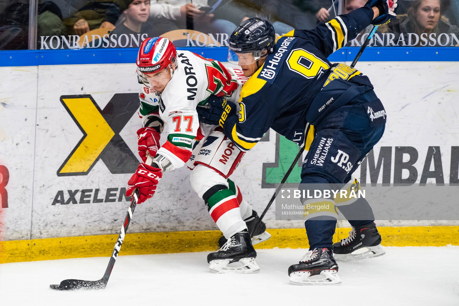 s Didrik Strömberg i kamp om pucken