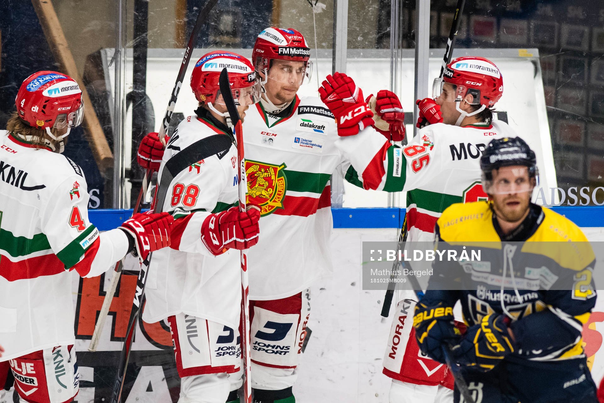 Moras Michael Keränen (mitten) jublar med lagkamrater