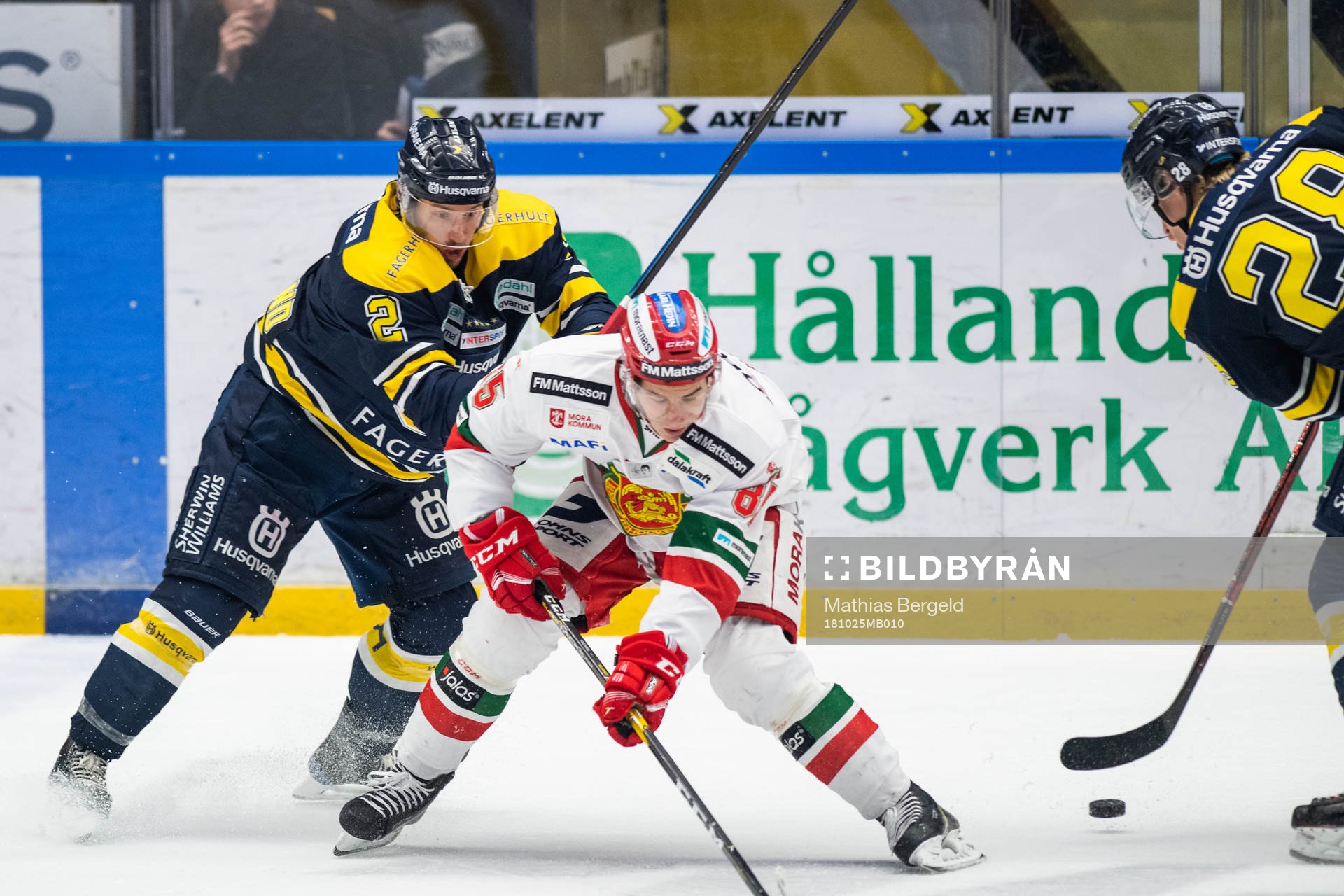 s Kristofer Berglund och Moras Michael Haga i kamp om pucken