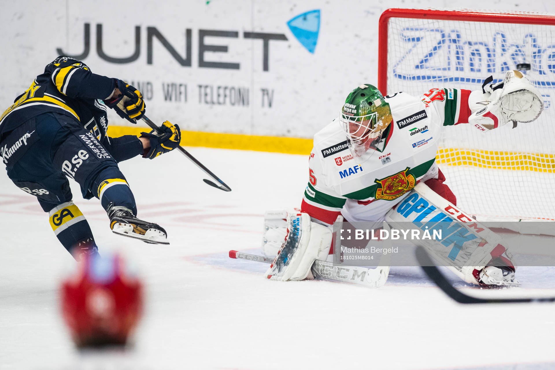 s Mattias Tedenby gör 2-2-målet bakom Moras målvakt Isak