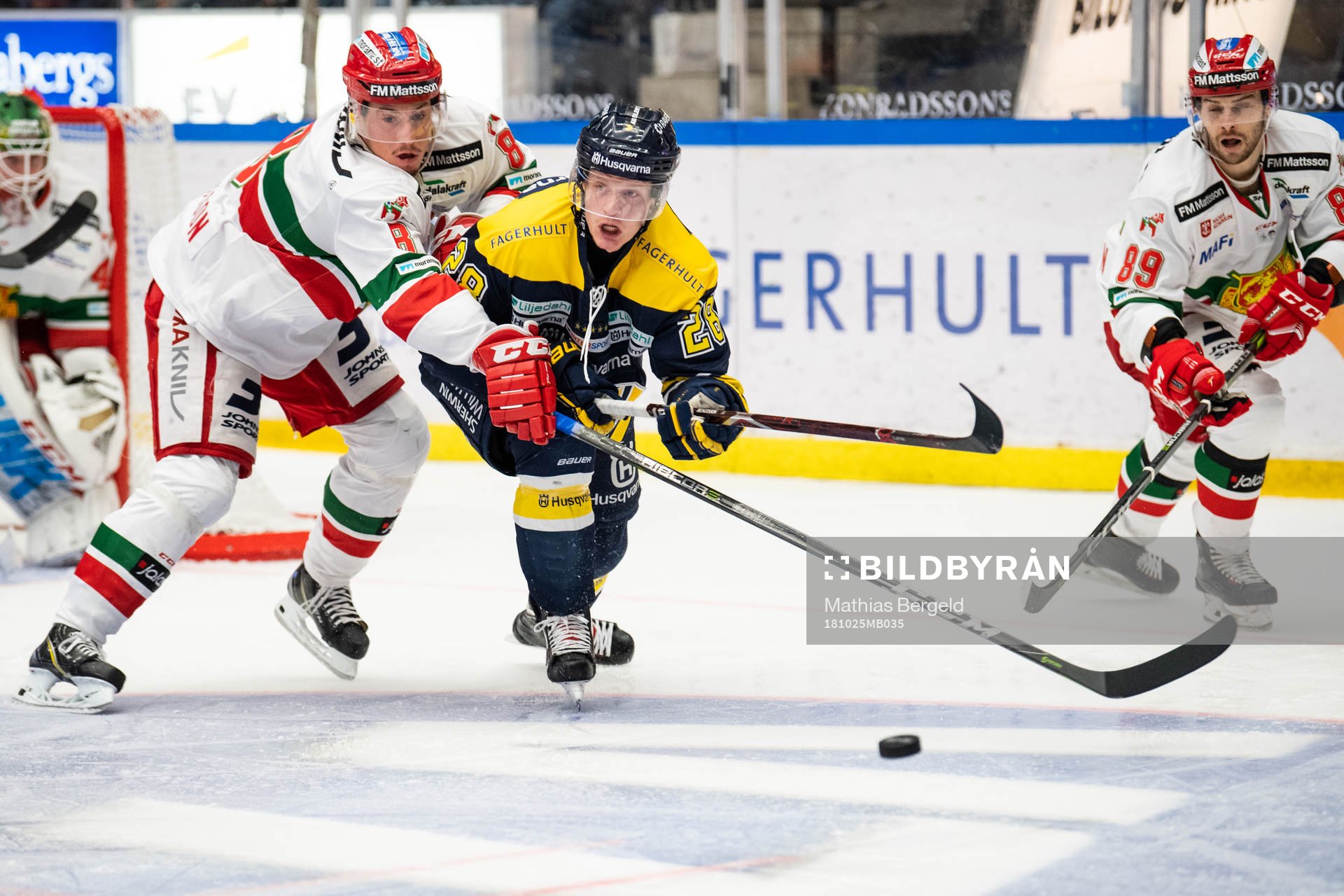 s Anton Bengtsson i kamp om pucken