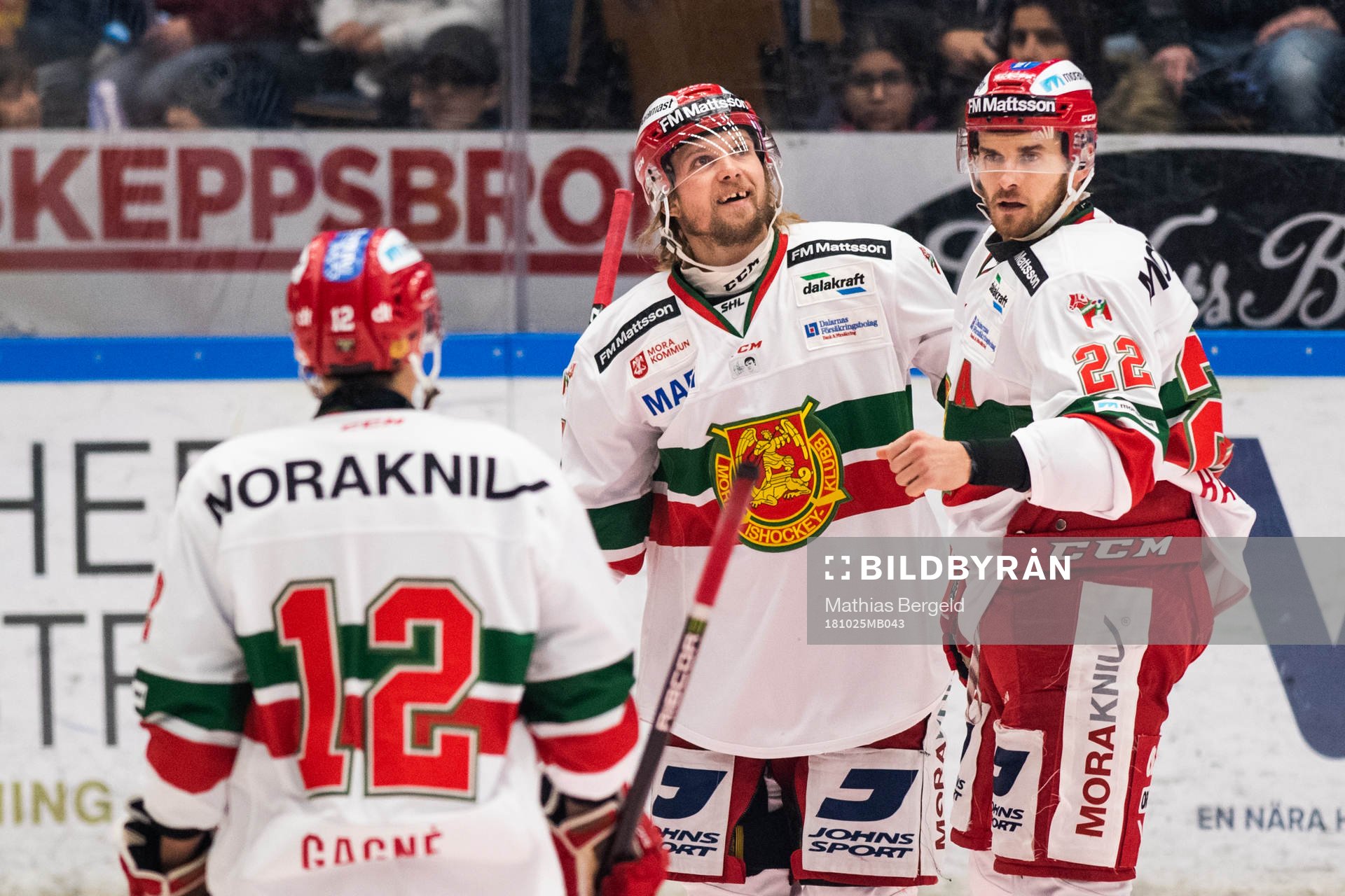 Moras Viktor Amnér och Matt Bailey jublar