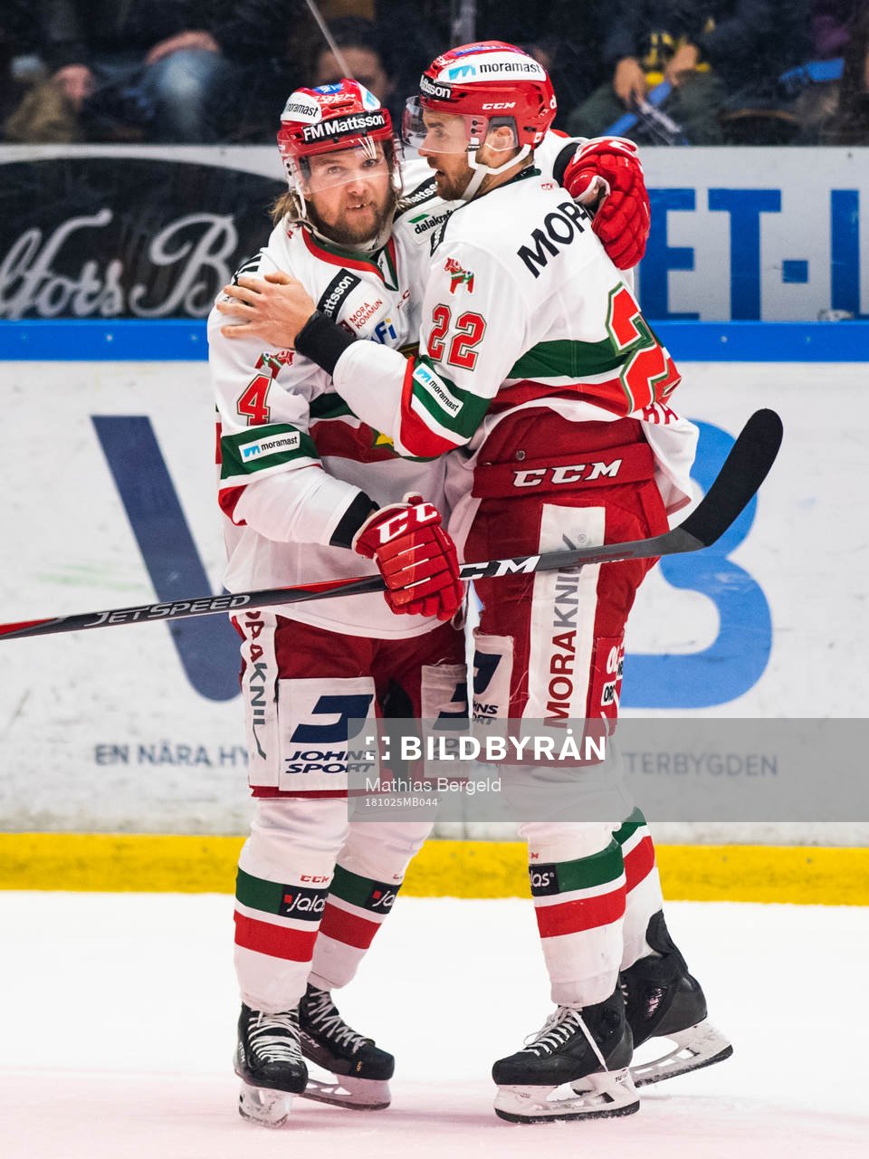Moras Viktor Amnér och Matt Bailey jublar