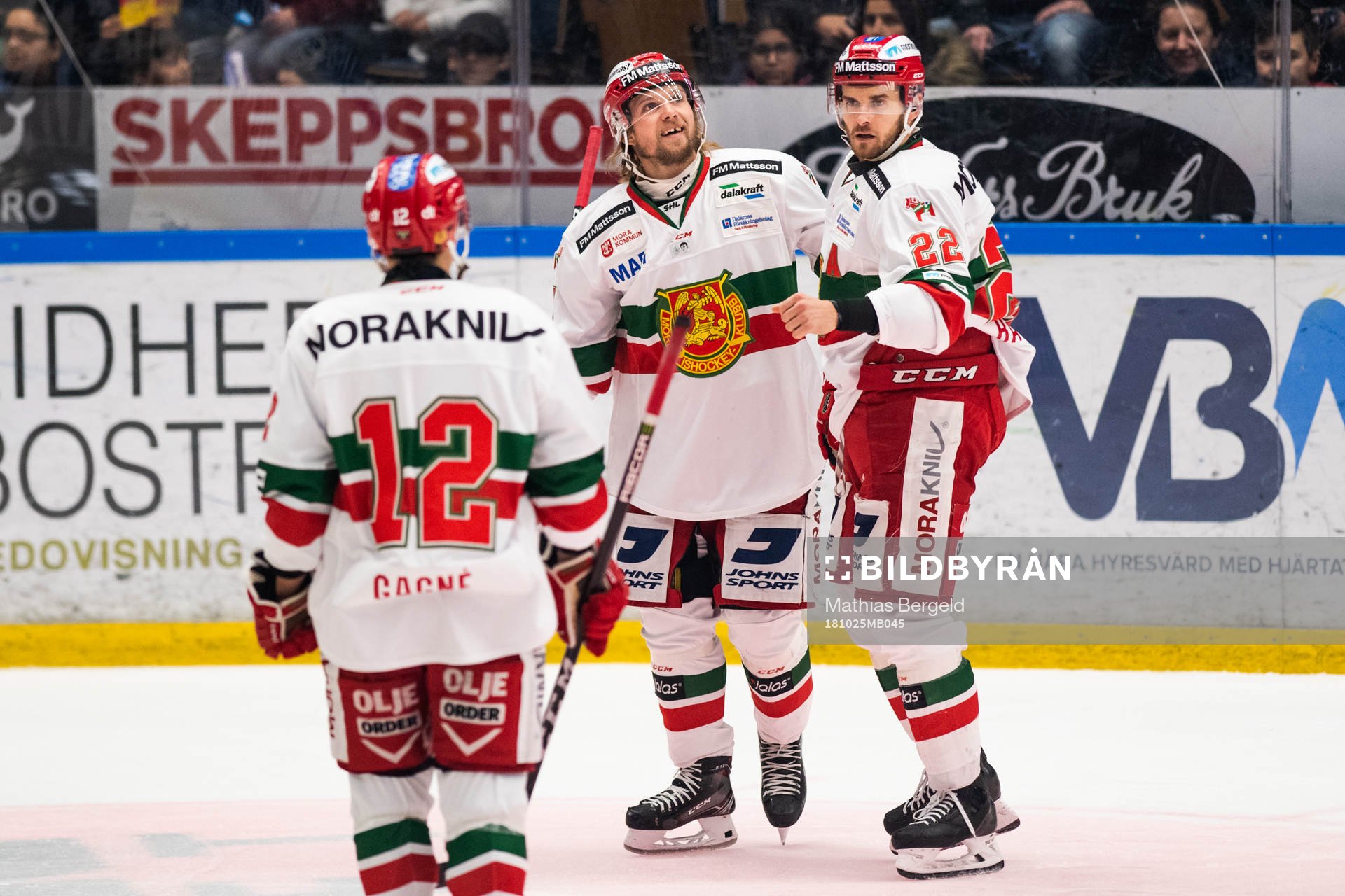 Moras Viktor Amnér och Matt Bailey jublar