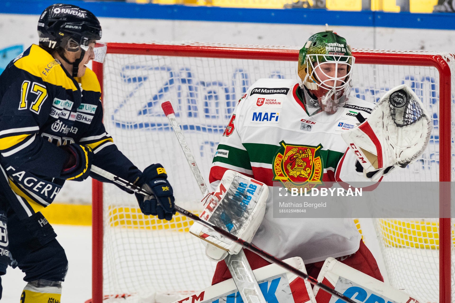 s Isac Brännström ser Moras målvakt Isak Wallin plocka