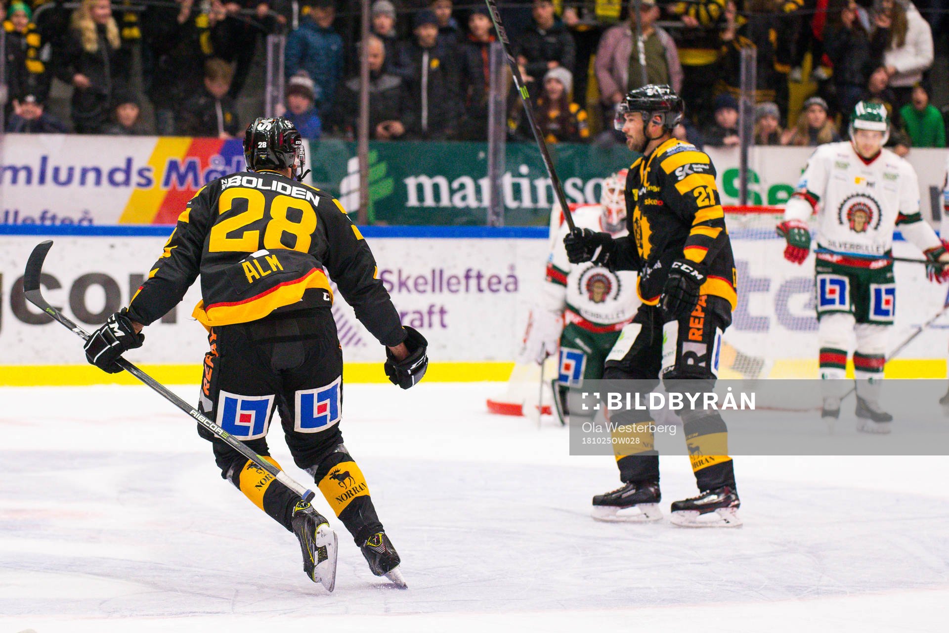 Skellefteås Johan Alm och Jimmie Ericsson jublar