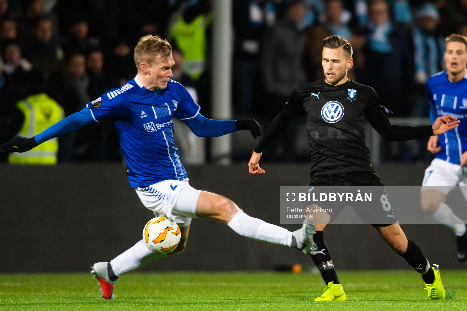Arnór Ingvi Traustason of Malmö FF and Joonas Tamm of