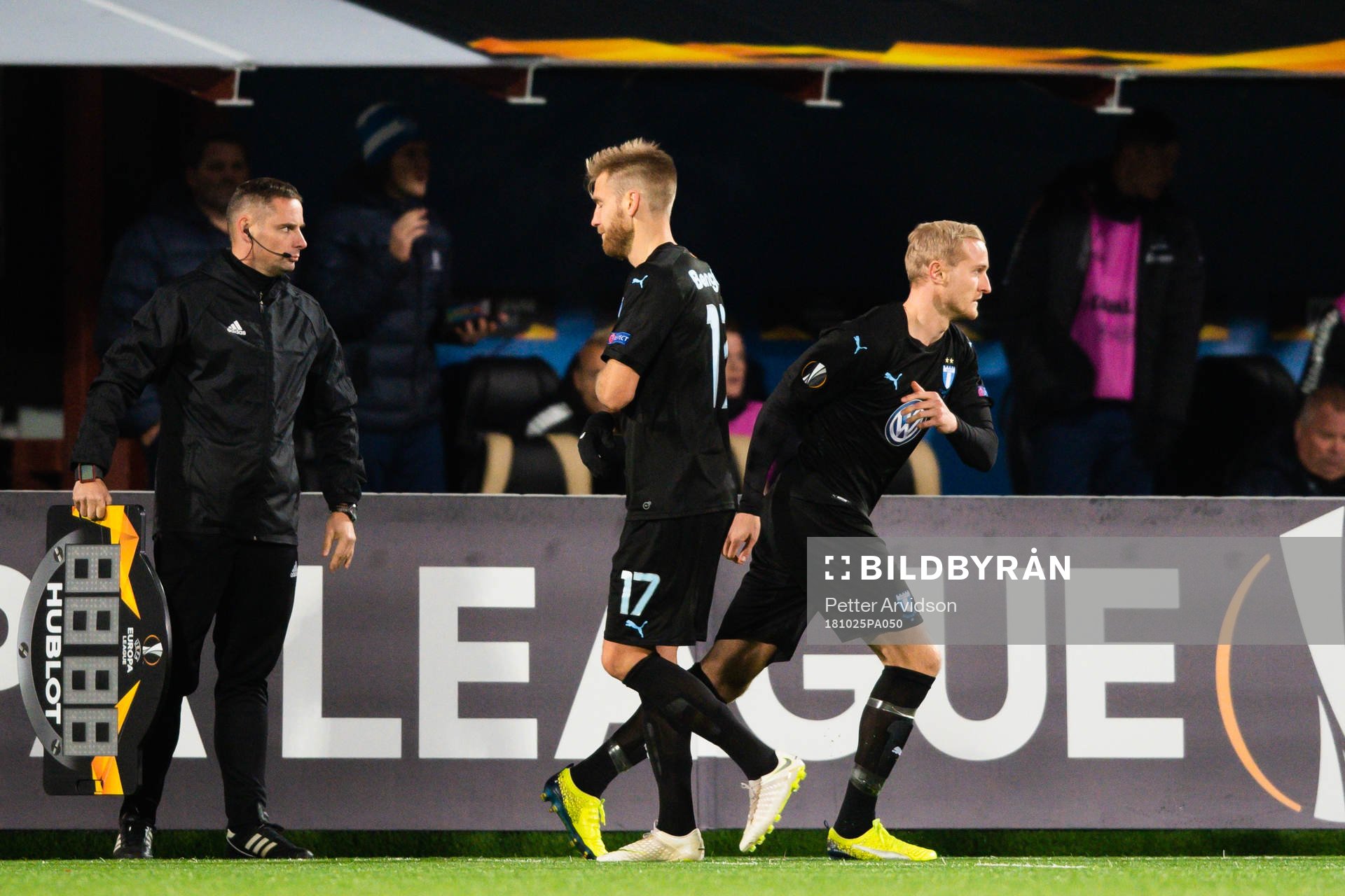 Franz Brorsson swaps with Rasmus Bengtsson of Malmö FF