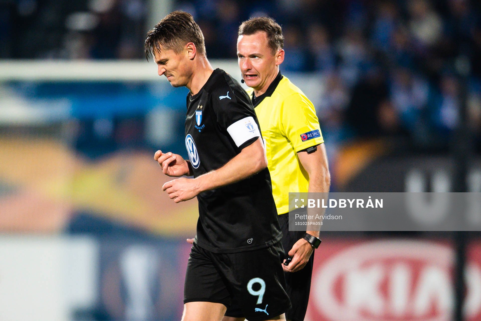 Referee Pawel Raczkowski in a conversation with Markus