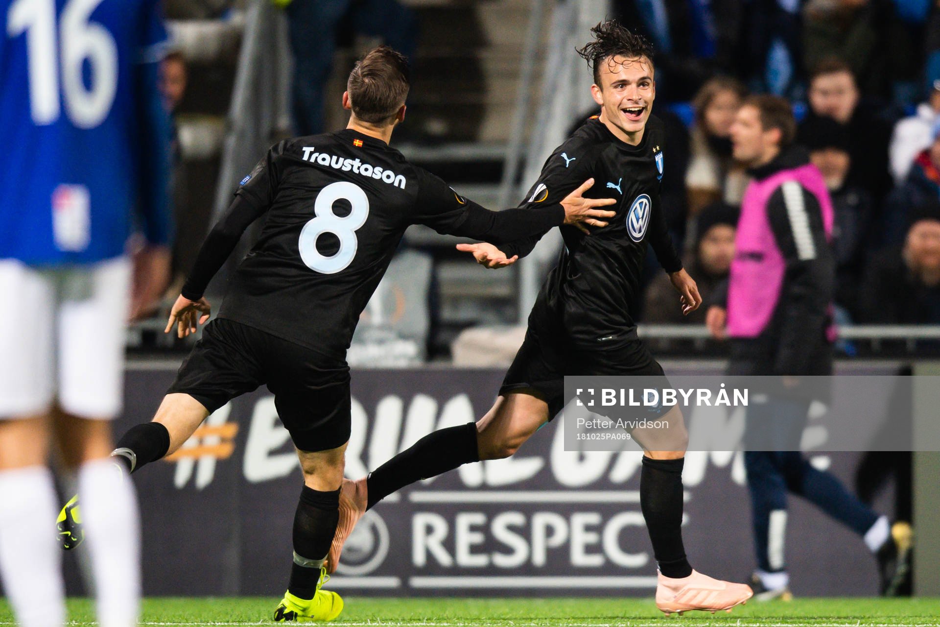 Andreas Vindheim celebrates with Arnór Ingvi Traustason