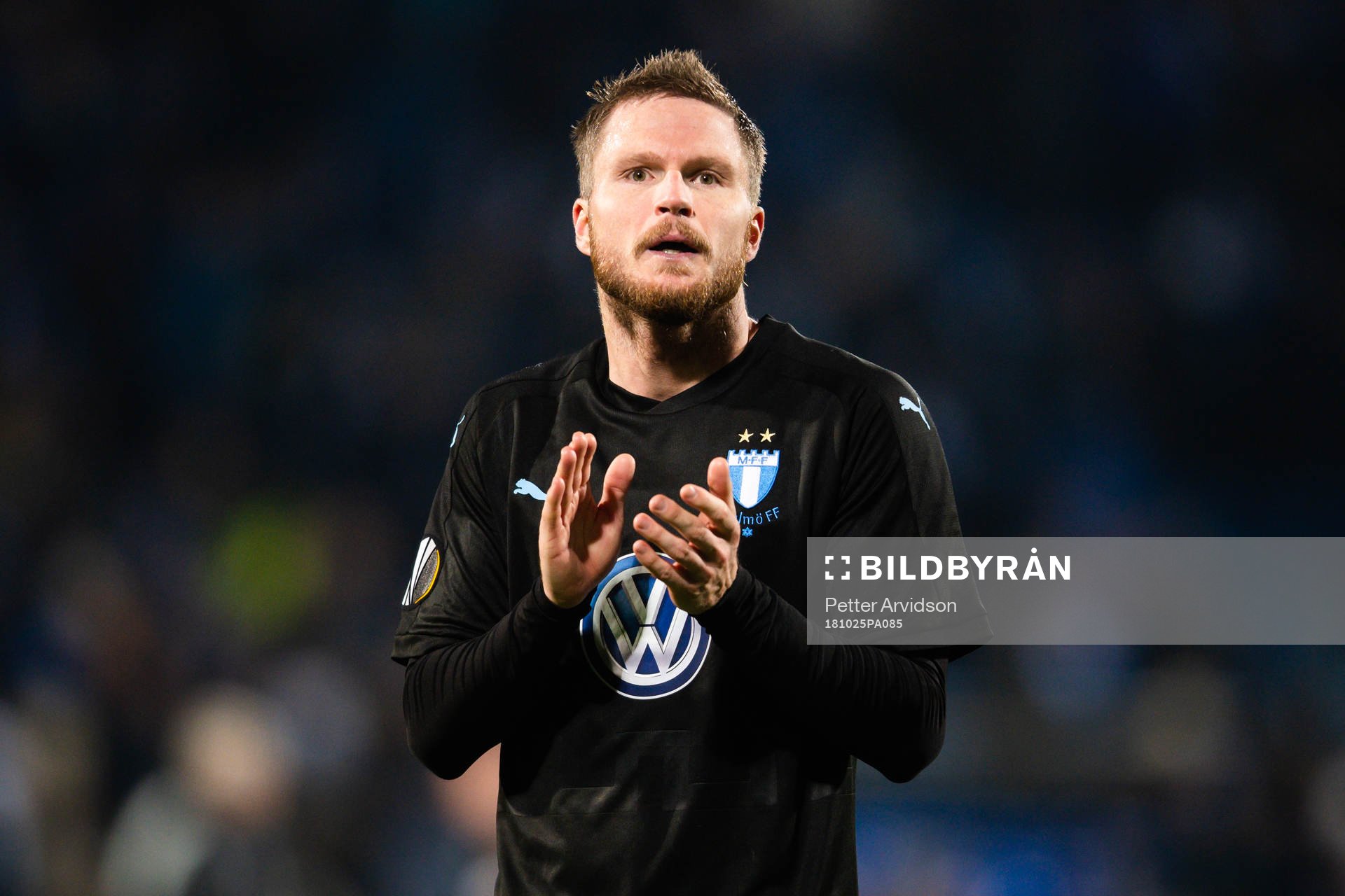 Lasse Nielsen Malmö FFthanks the supporters