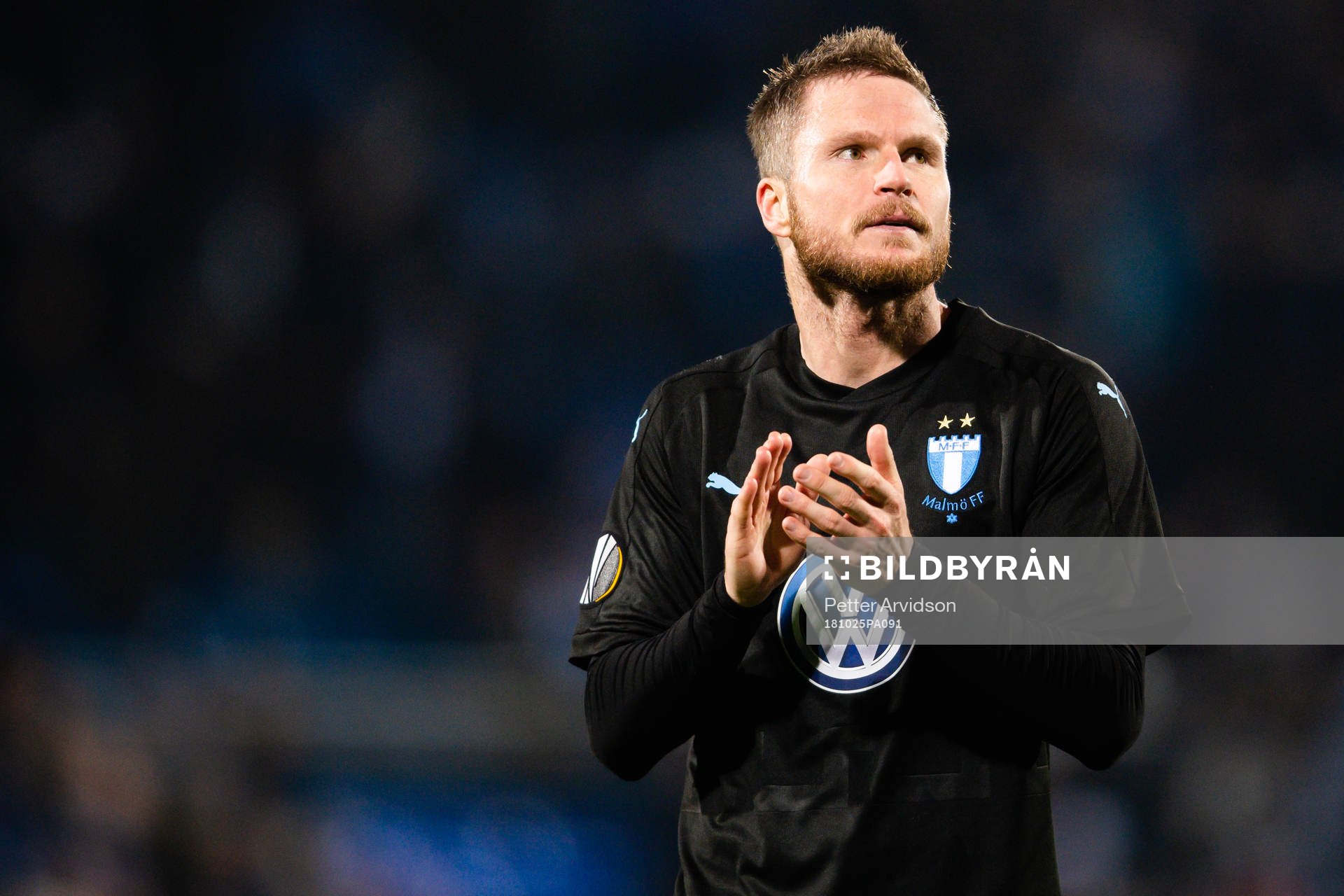 Lasse Nielsen of Malmö FF  thanks supporters