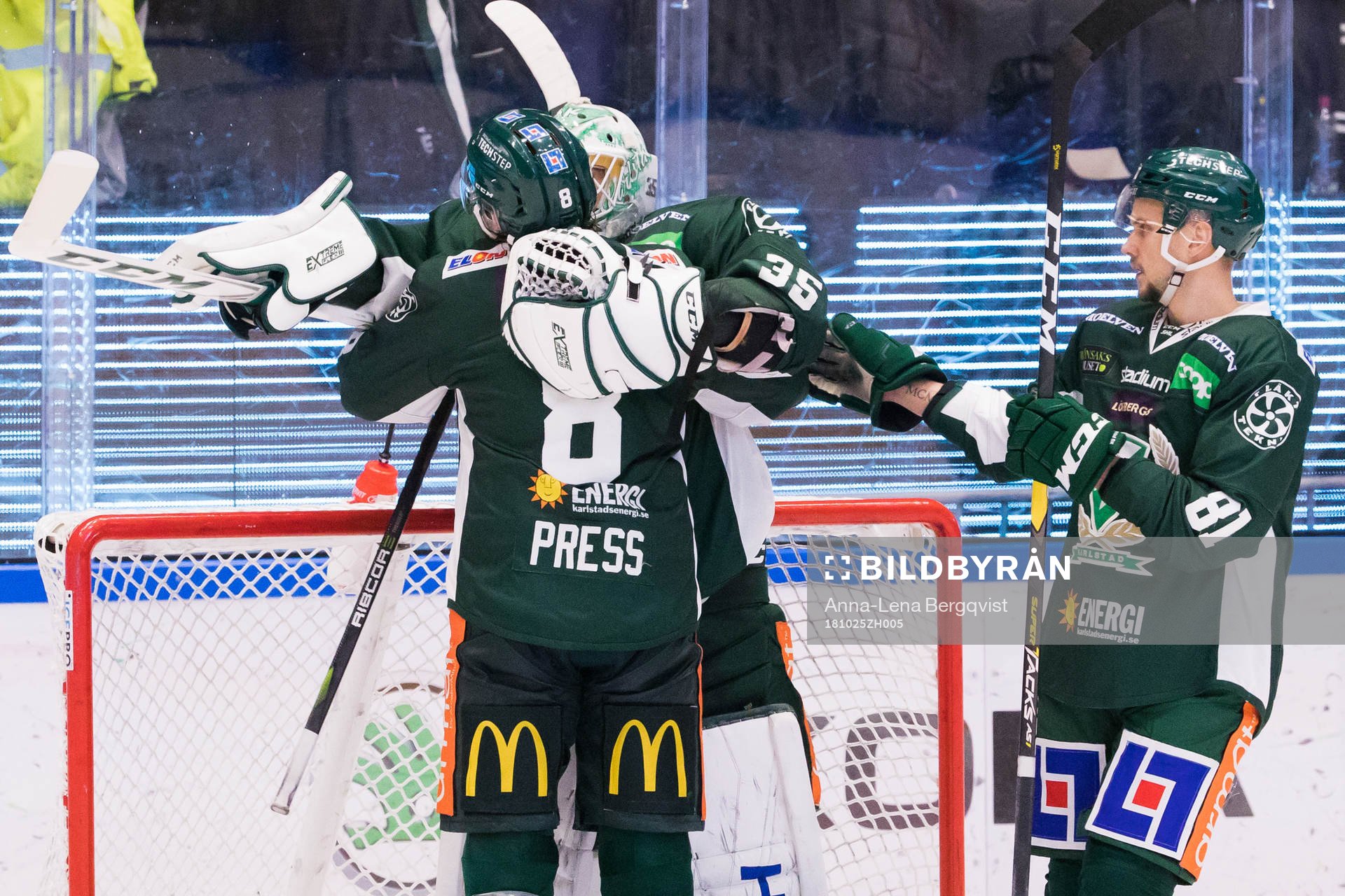 Färjestads målvakt Adam Werner jublar med Robin Press