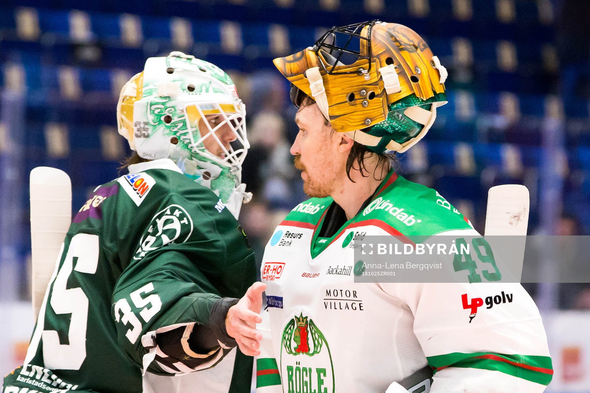 Färjestads målvakt Adam Werner och Rögles målvakt