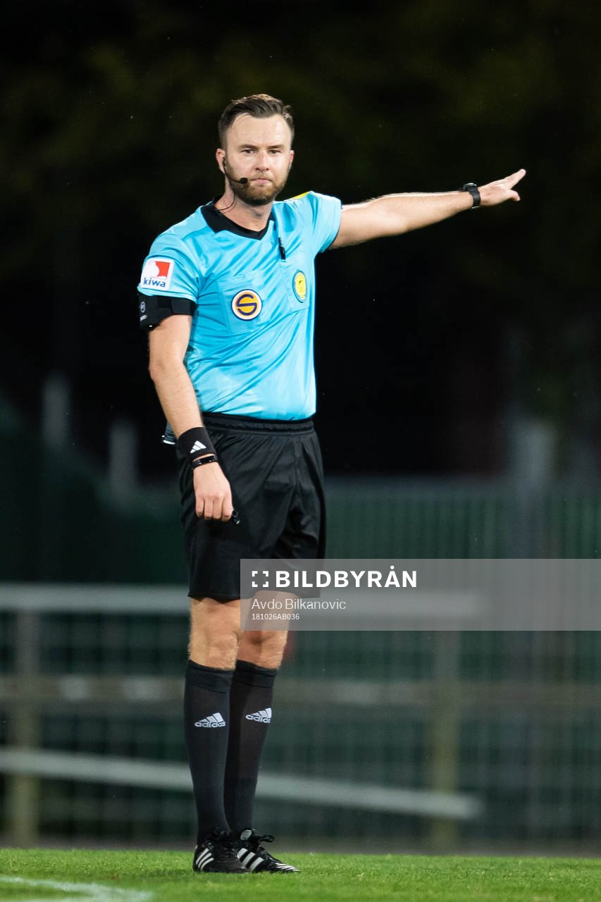 Domare Mirza Kazic under fotbollsmatchen i Superettan mellan Landskrona och Eskilstuna den 26 oktober 2018 i Landskrona.