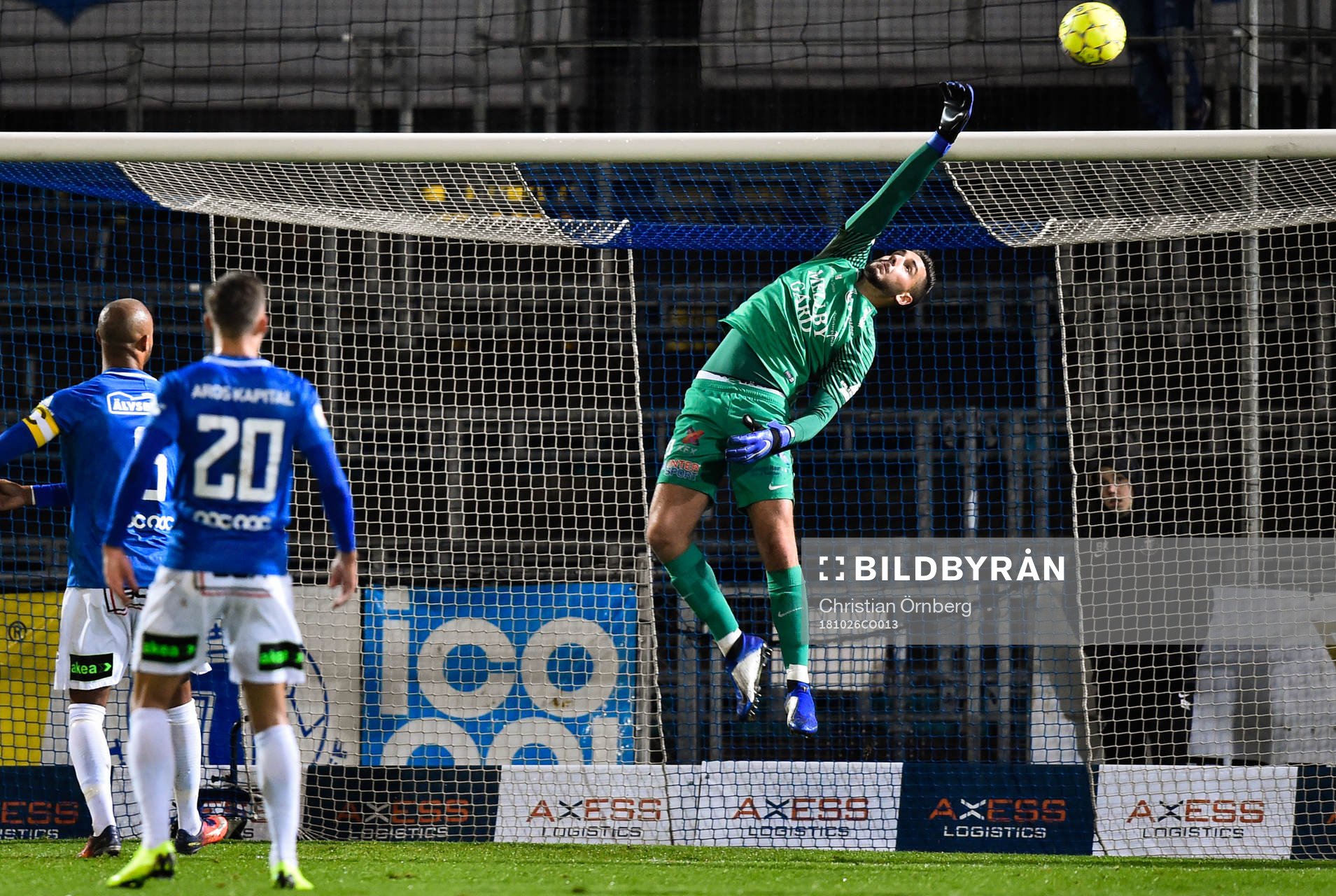 Trelleborgs målvakt Marko Johansson räddar