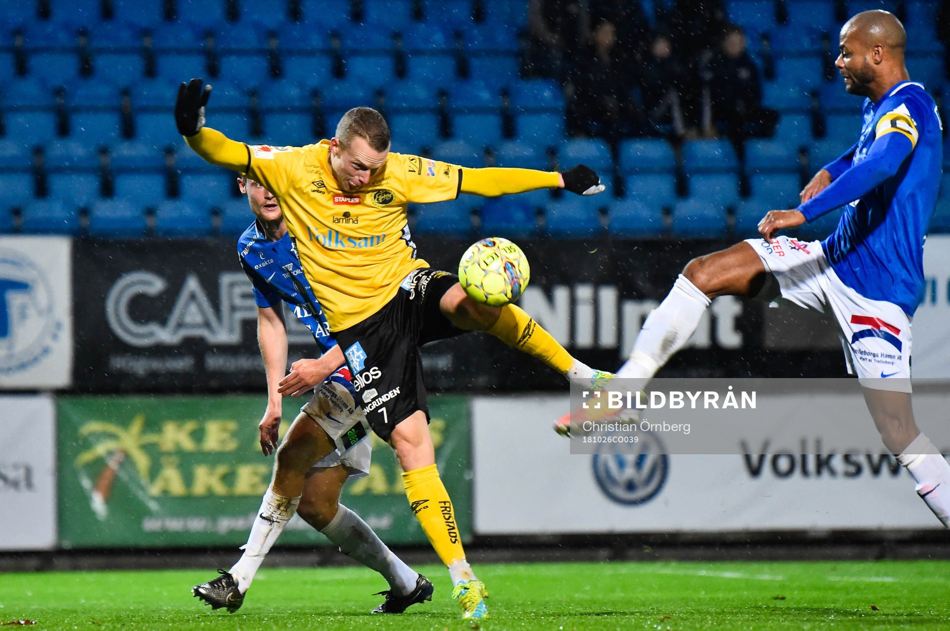 Elfsborgs Daniel Gustavsson och Trelleborgs Salif Camara