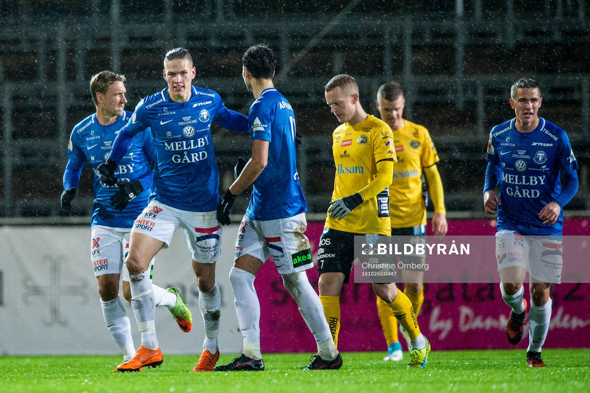Trelleborgs Isak Jönsson jublar med lagkamraterna