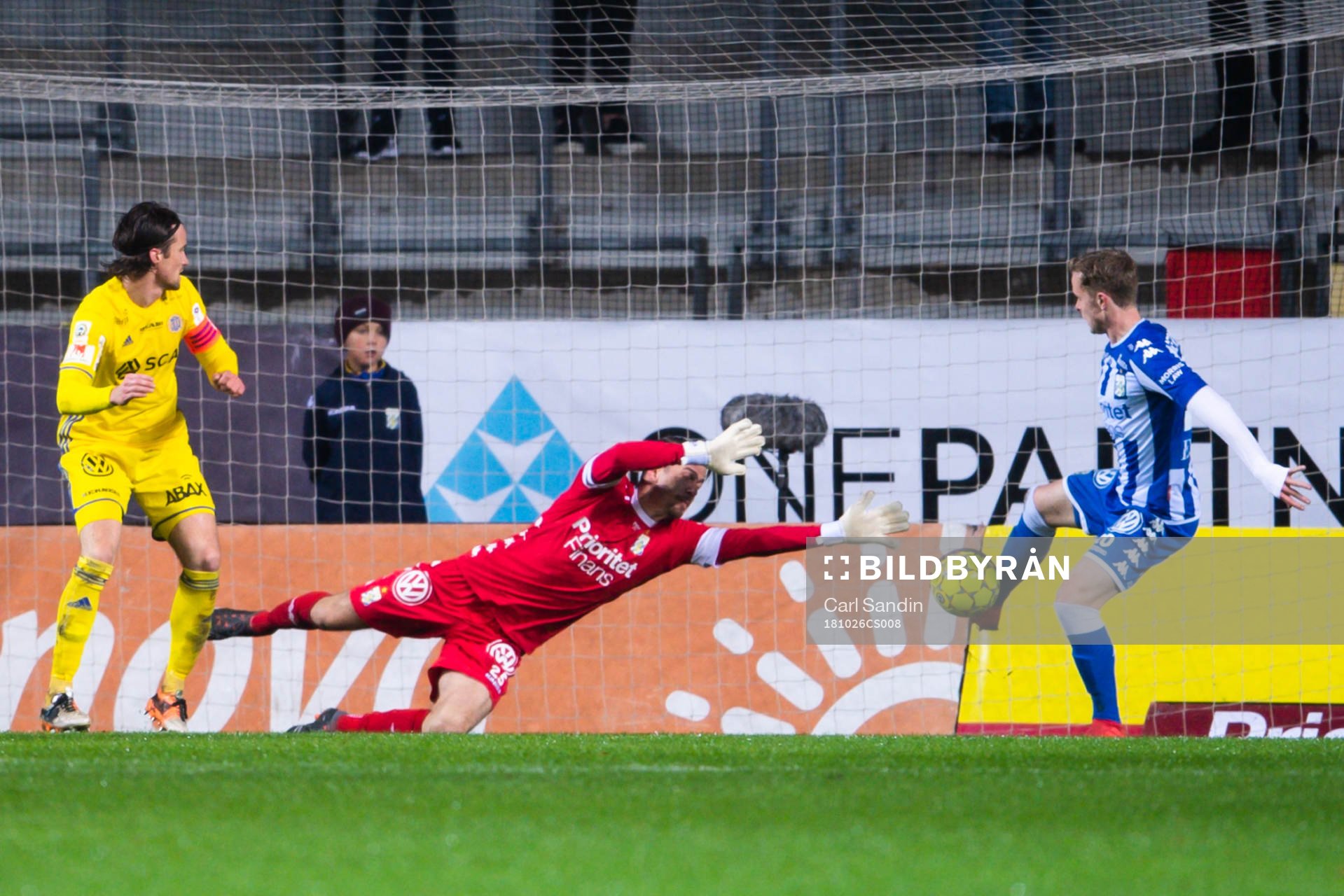 IFK Göteborgs Victor Wernersson räddar skott