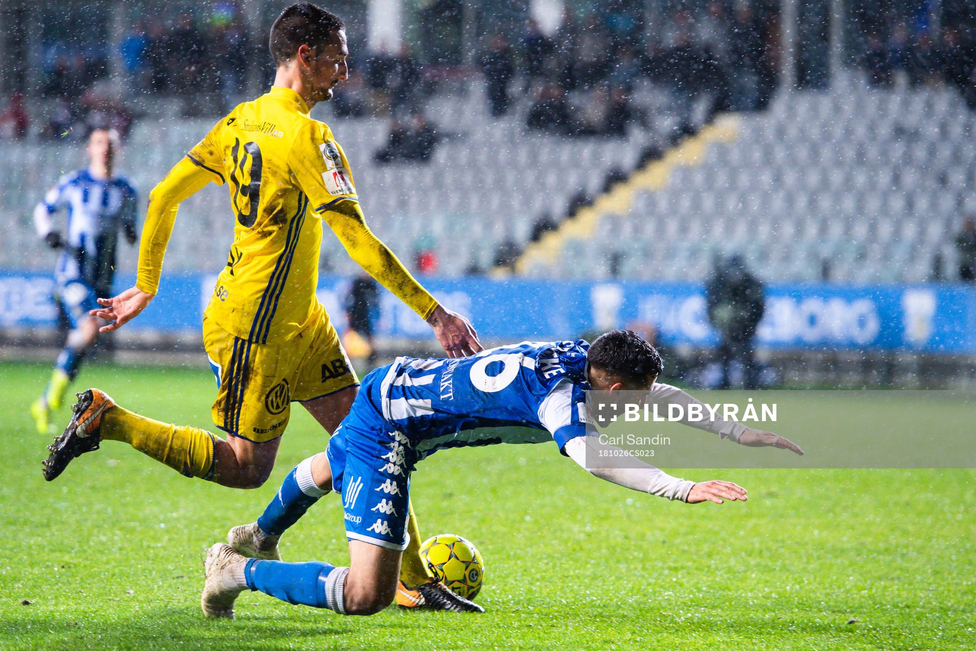 IFK Göteborgs Sargon Abraham faller i straffområdet