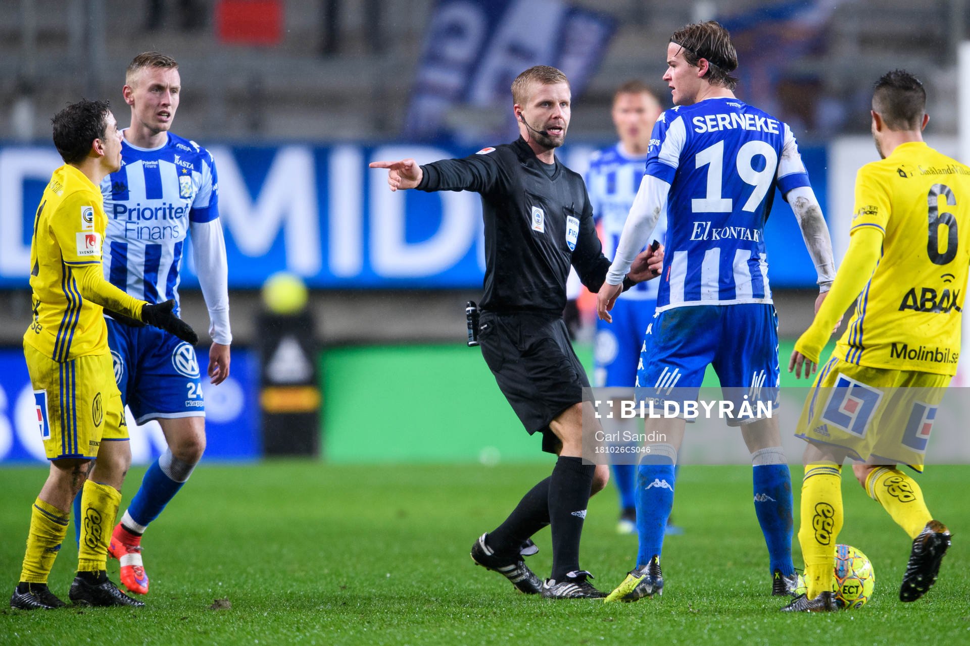 Domare Glenn Nyberg pratar med IFK Göteborgs August