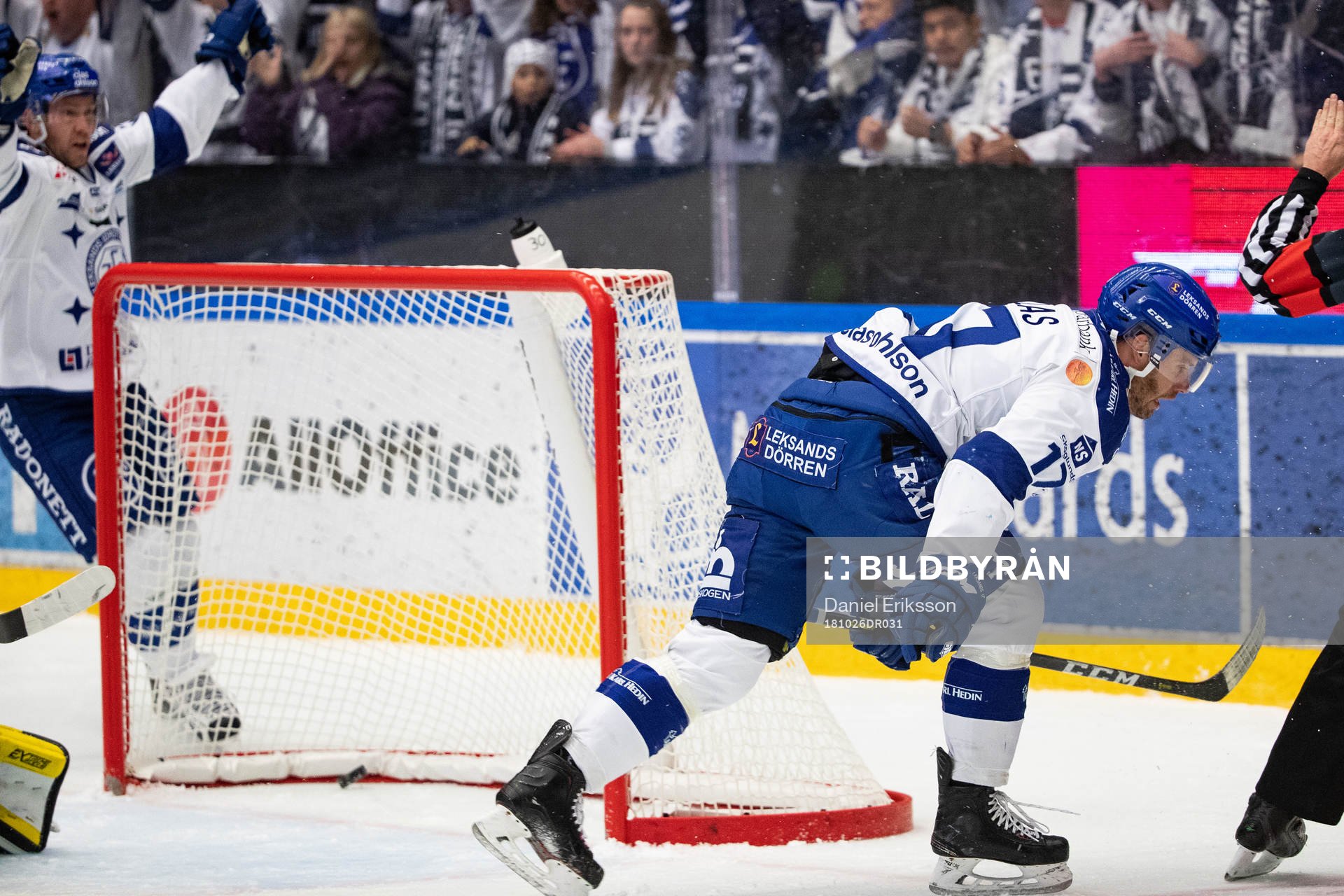 Leksands Jesper Ollas gör 1-0 Leksands Linus Persson jublar