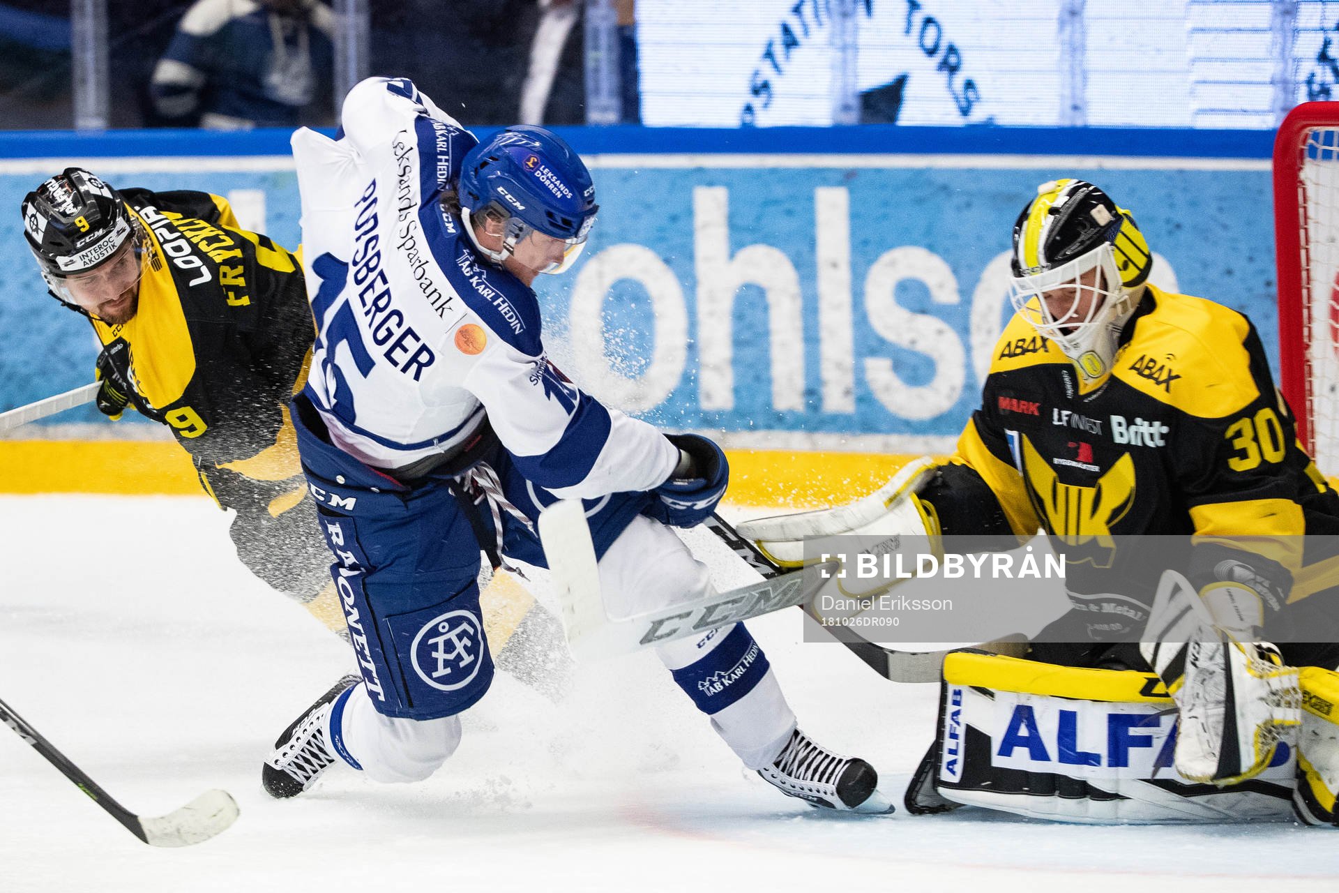 Leksands Johan Porsberger framför Västerås målvakt
