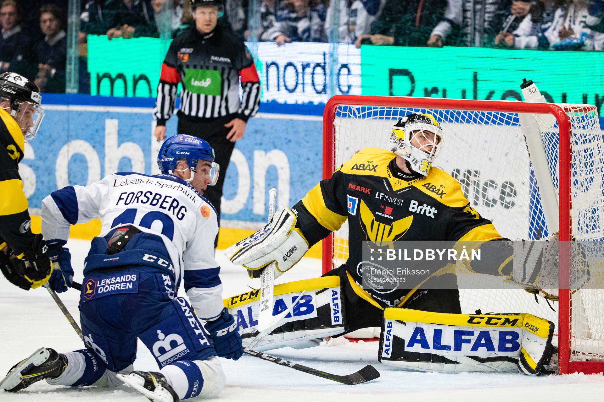 Leksands Tobias Forsberg framför Västerås målvakt